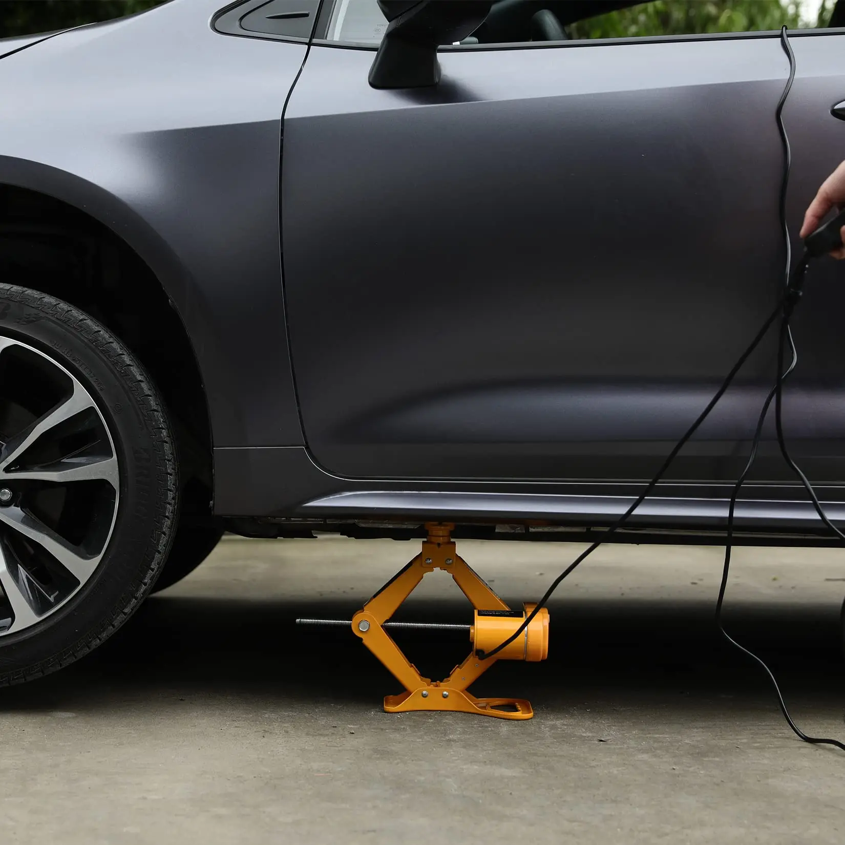 Portable 12v EV jack with 3-ton lifting capacity | Remote control and ultra-compact design for rapid vehicle rescue