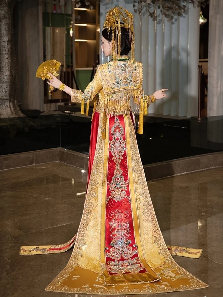 

A new Chinese-style dragon and phoenix with golden tail red wedding dress