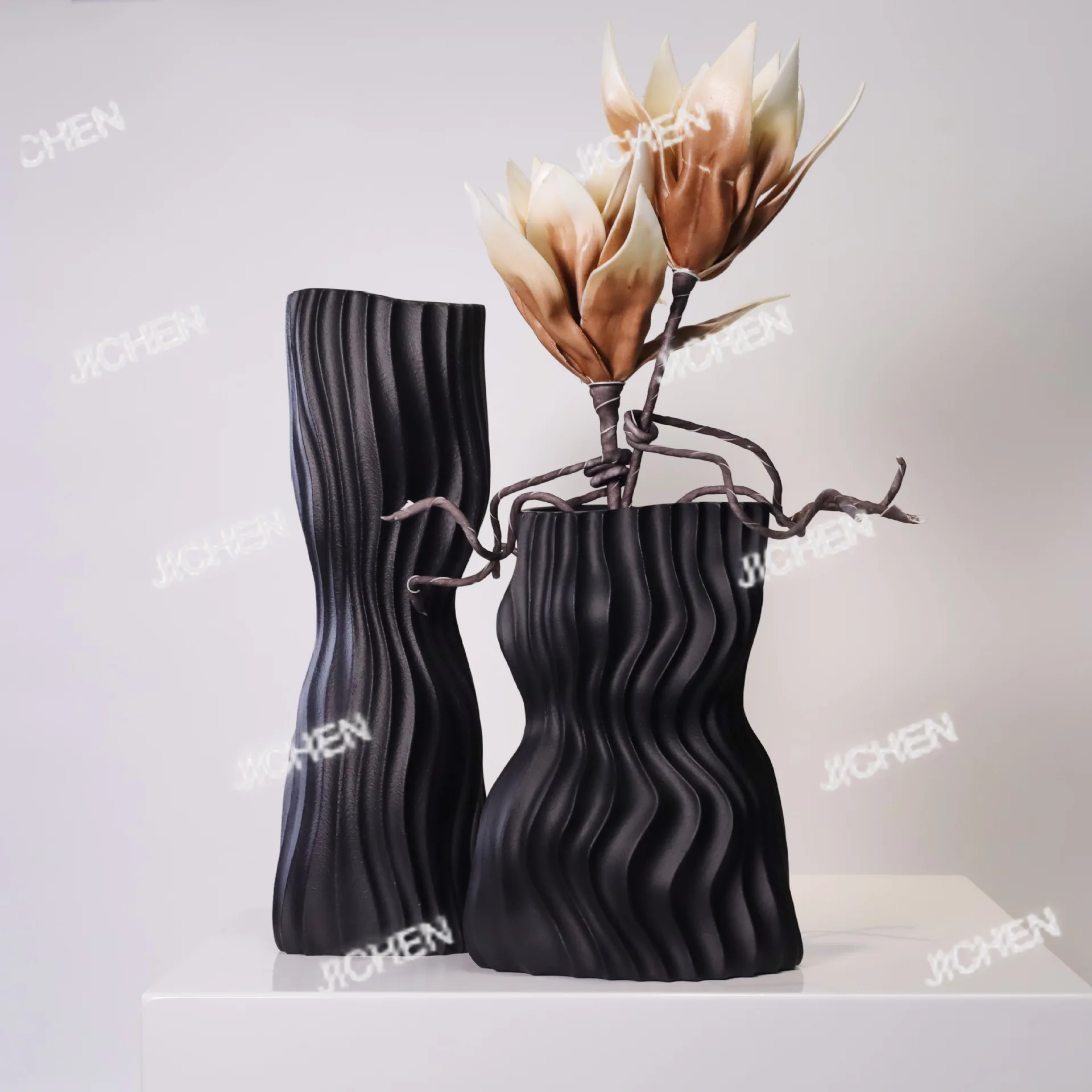 

Neu modern minimalist black and white resin art vase environmentally friendly wavy striped flower ware home decoration soft desk