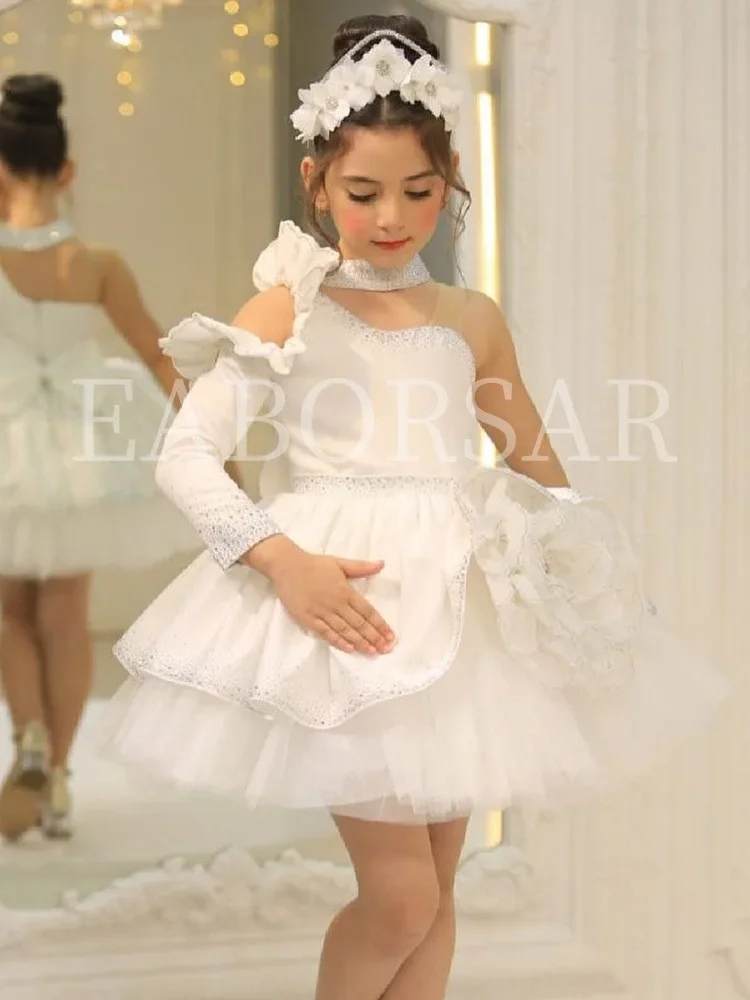 エレガントなワンショルダーフラワーガールドレス花の装飾子供の日のステージパフォーマンス衣装光沢のあるティアードイブニングドレス