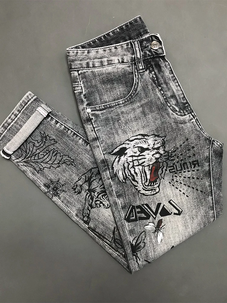 

Мужские серые джинсы из денима, модные, в европейском стиле, с тигровым принтом и стразами, зауженные, укороченные, новинка 2025 года, стильные
