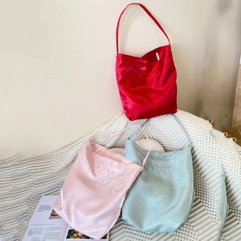 Bolso de mano de satén de tela de ocio para niña, bolso de hombro bordado con letras de Color sólido, bolso de mano de gran capacidad