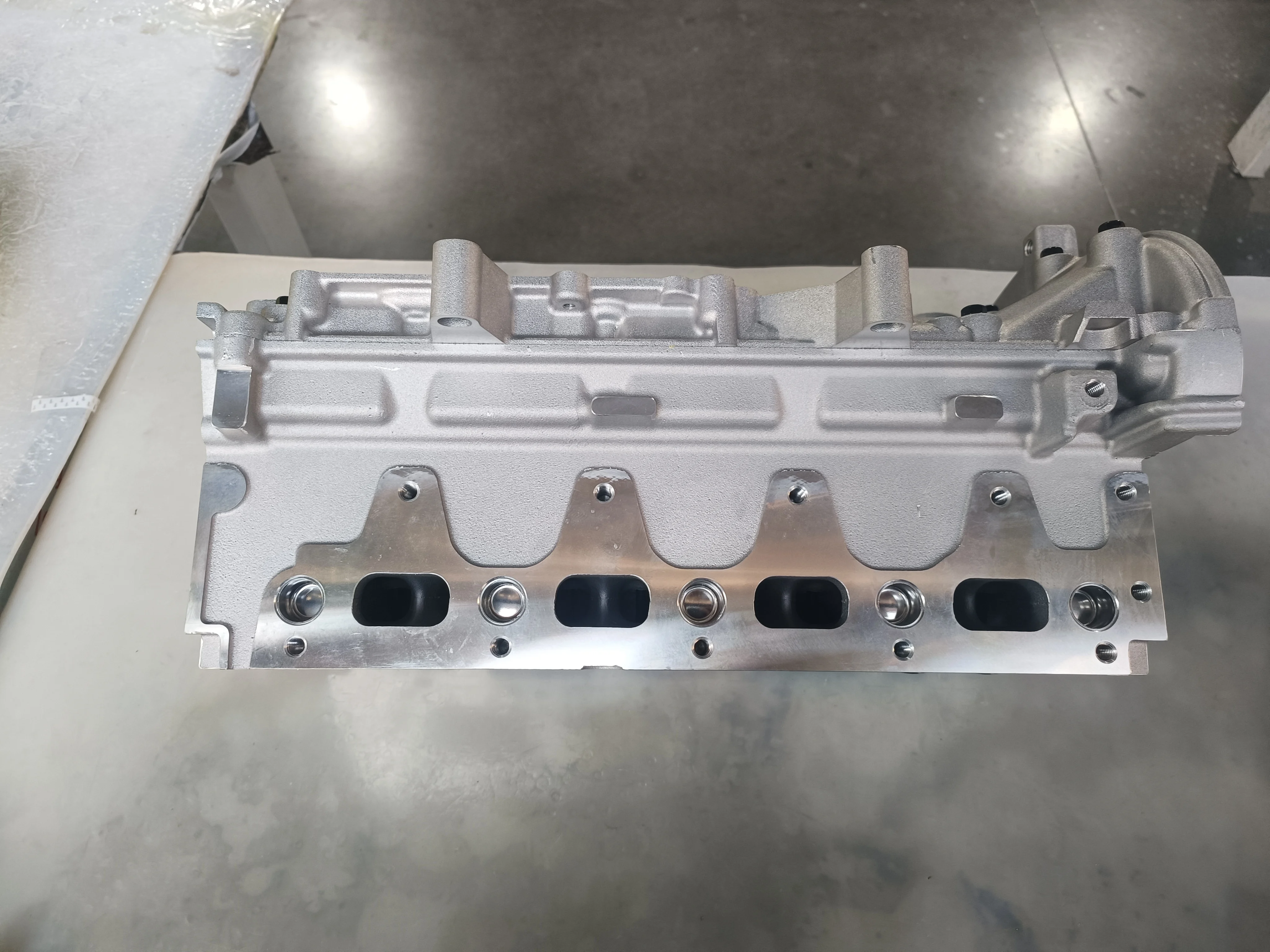 New K4M-F1 Engine Complete Cylinder Head 16V 130C07524R 110414561R 8200598109F1 Cylinder Head Assembly for Renault Kangoo 1.6 6