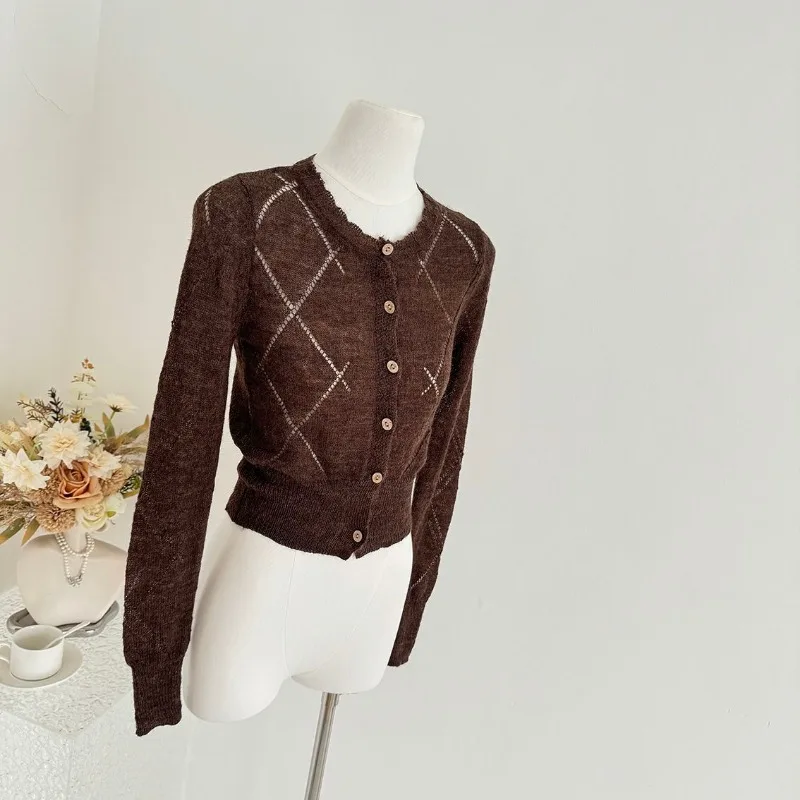 سترة محبوكة بنية على الطراز الكوري للنساء في خريف جديد نحيف عصري مجوف متقاطع أنيق