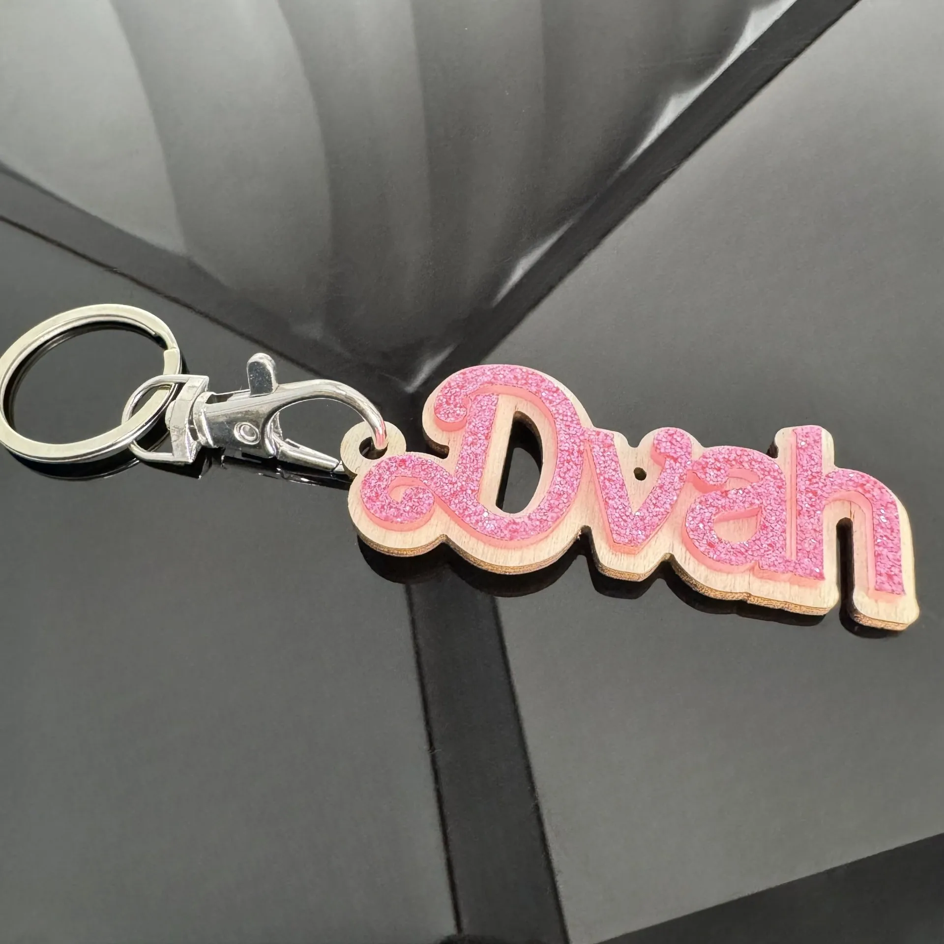 

Colorful Custom Shiny Acrylic 3D Name Keychain Personalized Nameplate Packback Pendant Keyring Car Luggage Door Key Chain Gift