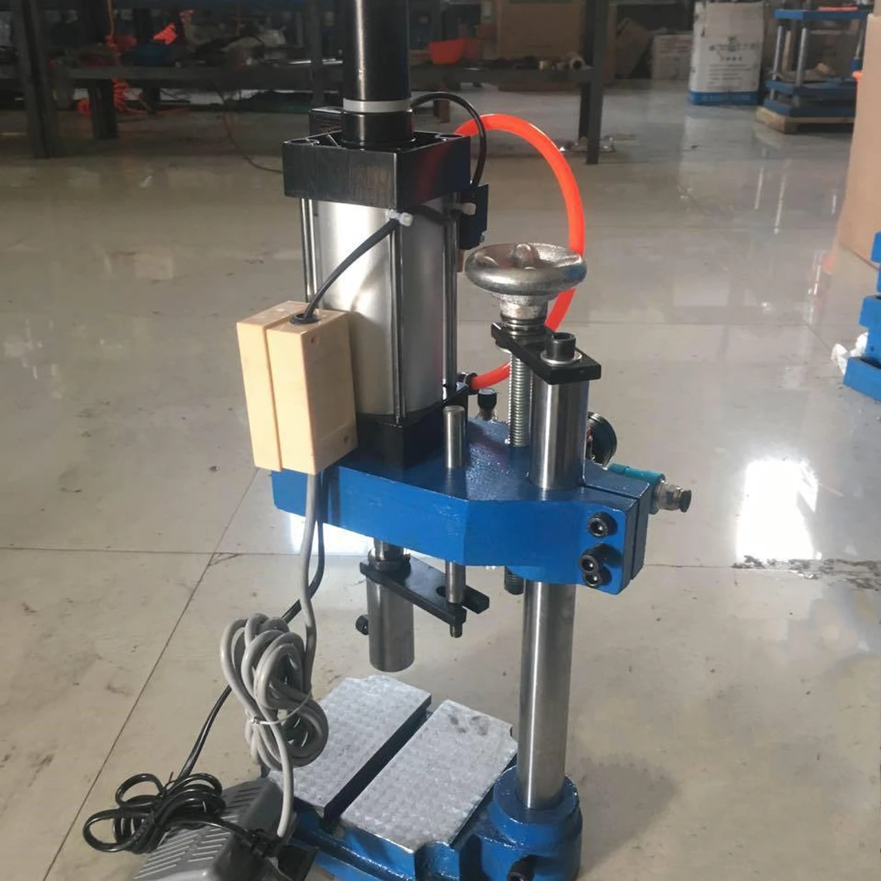 200 كجم اللكم الهوائي 63 نوع مقاعد البدلاء السلطة الصحافة عالية الدقة آلة التثبيت آلات ثقب الصحافة الهوائية الصغيرة