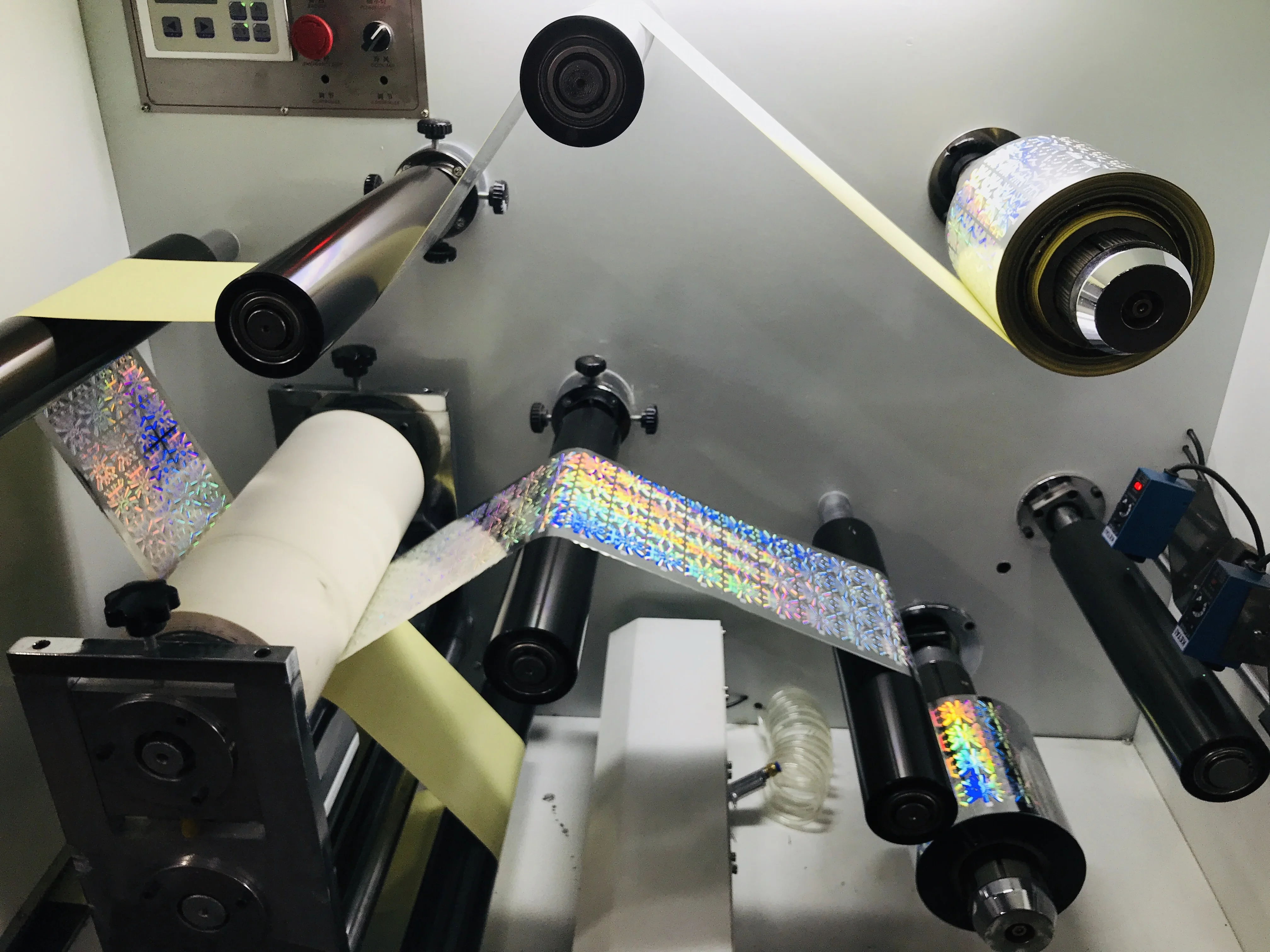 Adhesive Label Glue Coating Machine Hologram PET Film Lamination Machine Security Hologram Sticker Making Machine