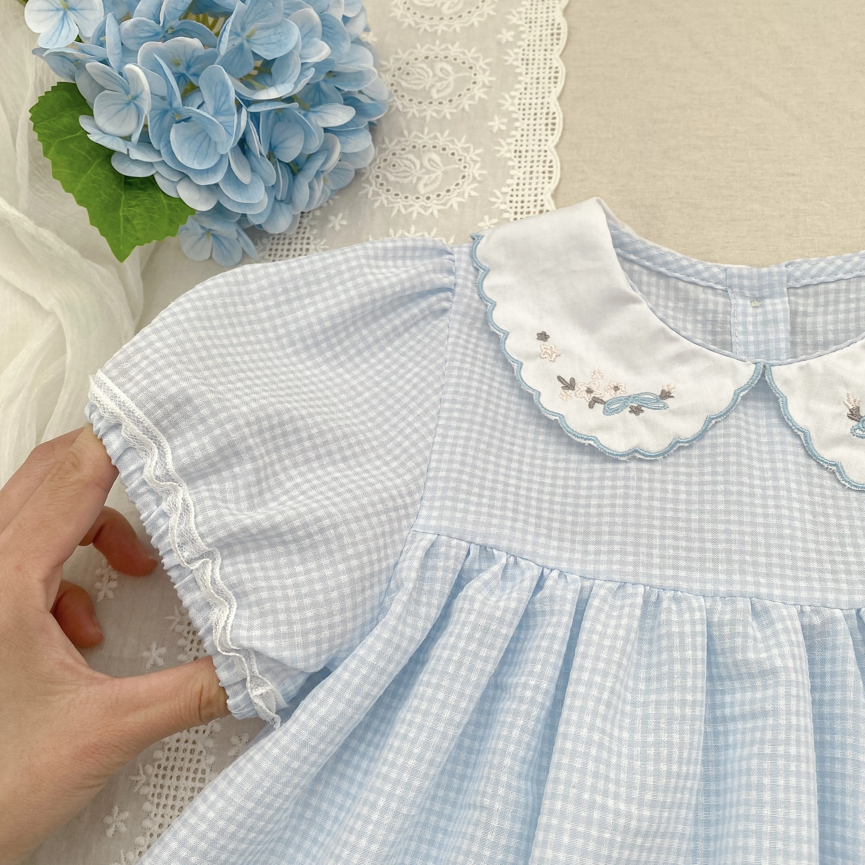 2026 Neues Sommerkleid für 2-6 Jahre, Kurzarm, Blumenmuster, Koreanische Version, Süßes Karokleid mit Besticktem Kragen für Mädchen – Detail 9