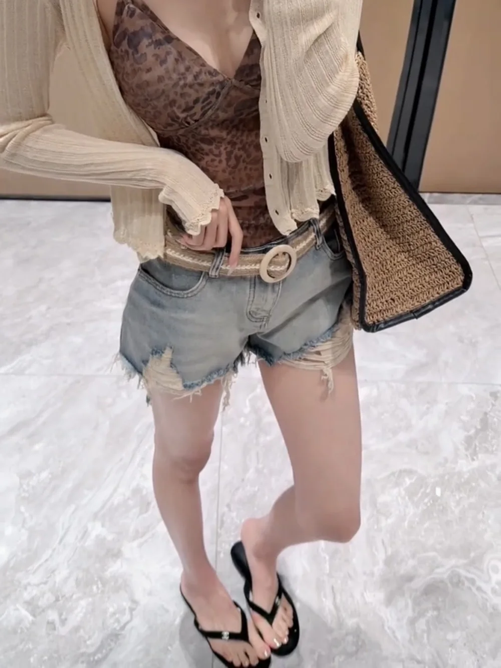 

Retro High Waist Slimming Denim Shorts Women's Frayed Hem Summer New Leg Lengthening Hot Pants Wide Leg Jeans Cotton Fabric