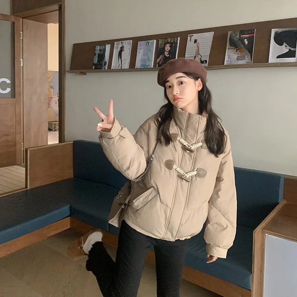 Giacca imbottita in cotone stile coreano da donna Design Xiaoxiang Piumino invernale con fibbia in corno Abbigliamento corto per il pane che riduce l'età