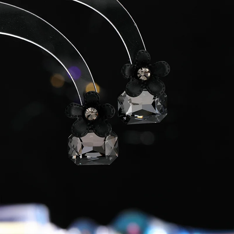 Niche earrings, versatile earrings for Internet celebrities, retro autumn and winter stud earrings for women