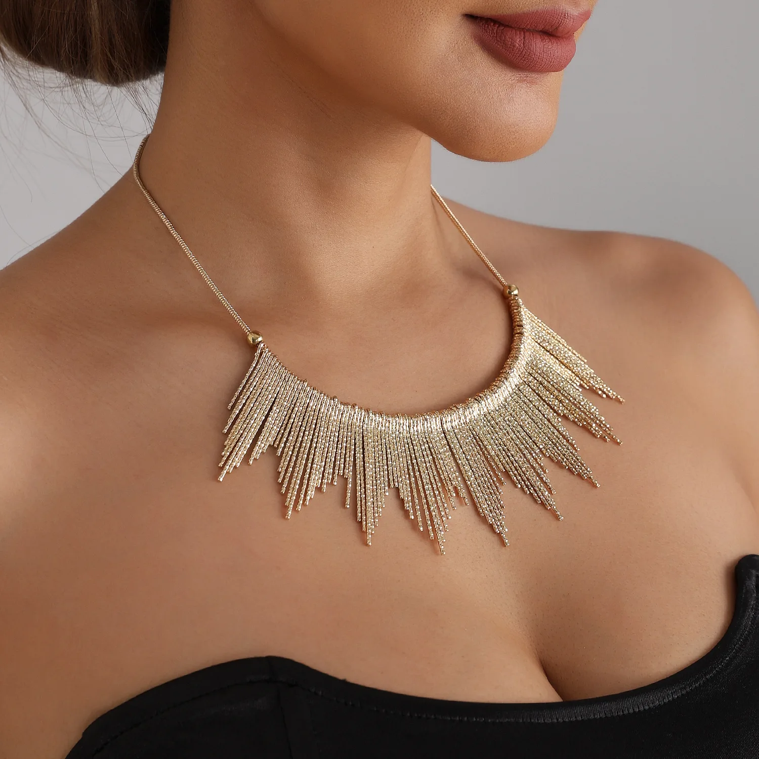 Light luxury metallic texture stick short necklace tassel style sexy shiny neck accessory