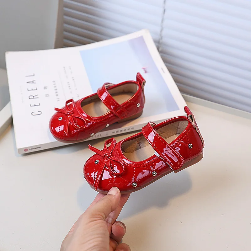 

Модные балетки для девочек, весенне-осенние детские элегантные повседневные кожаные туфли, новинка 2025, красные детские туфли на плоской подошве с бантом, универсальные