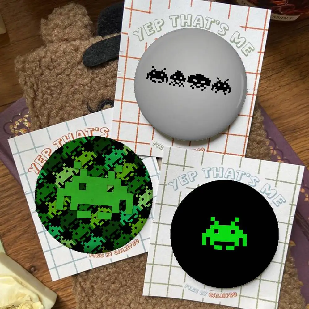 الغزاة الفضائية شارات زر دبابيس بروش الإبداعية مضحك يقتبس شارة الملابس على ظهره مجوهرات هدية للأطفال الأصدقاء #1