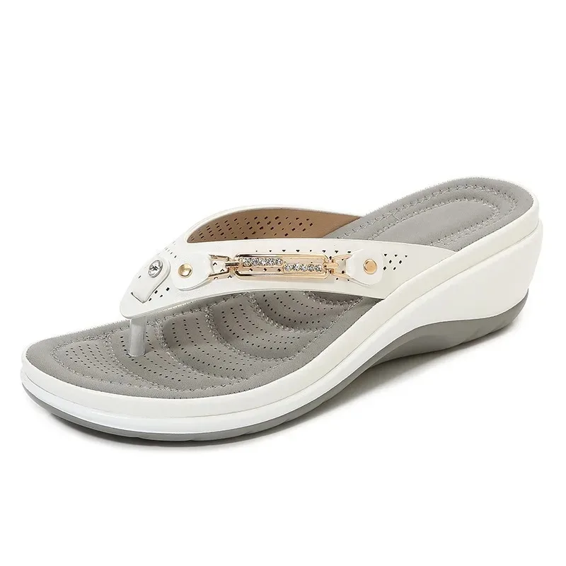 

2025 Women's Slippers Summer New Fashion Metal Button Slides Shoes Wedge Beach Sandals Women Outside Platform Leisure Flip Flops