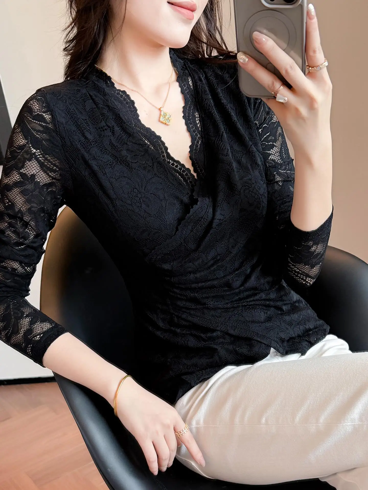 Camiseta Sexy de Renda com Decote em V Cruzado para Mulheres, Camiseta Longa de Outono e Inverno, Moda Irregular para Uso Interno