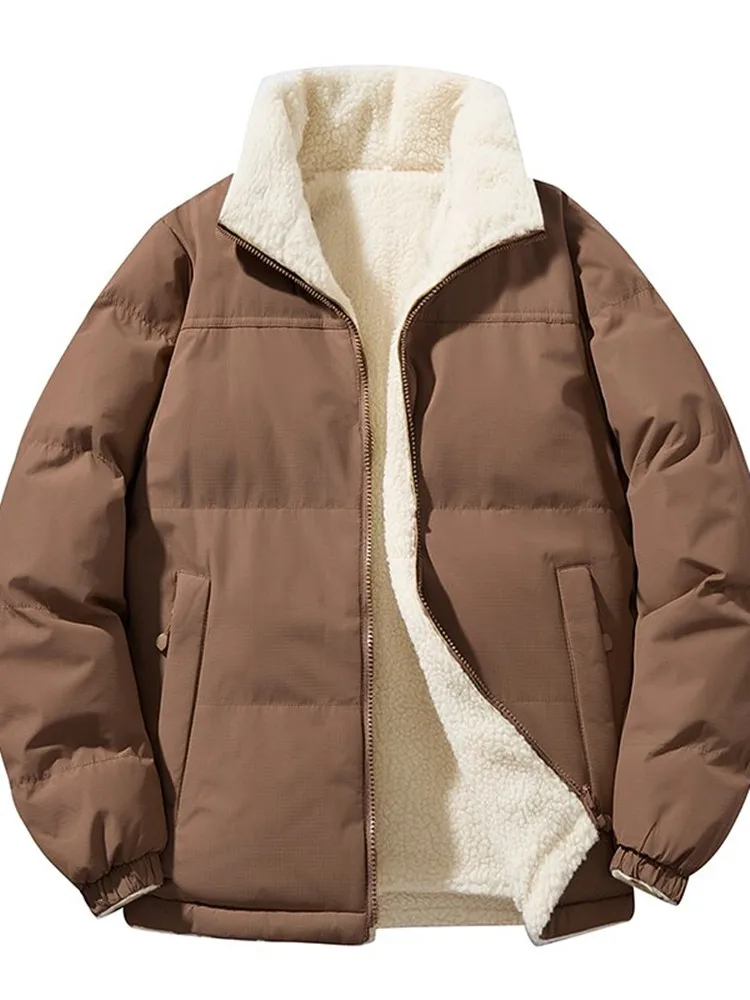 معطف شتوي جديد عصري بلون سادة وسميك من القطن الدافئ مع مخمل للرجال معطف رياضي فضفاض غير رسمي مقاوم للماء مقاس كبير