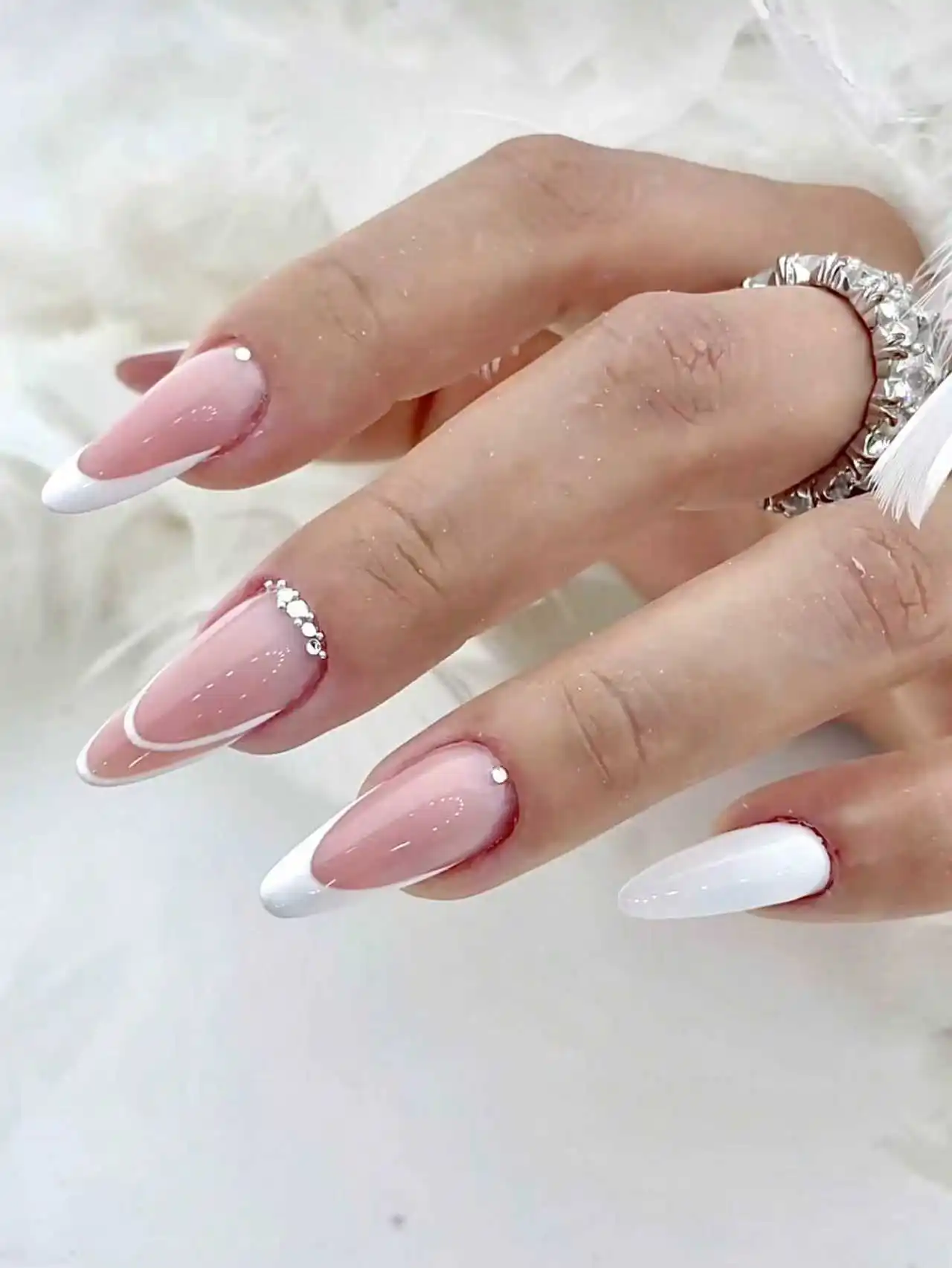10 قطع من أظافر اللوز المصنوعة يدويًا نقية، حواف بيضاء على الطراز الفرنسي، سلسلة ماسية، بسيطة ولكنها عصرية للشباب. #2