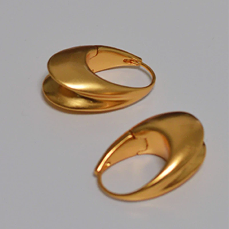 

Новый модельер бренда латунные позолоченные серьги женские европейские роскошные ювелирные изделия высшего качества