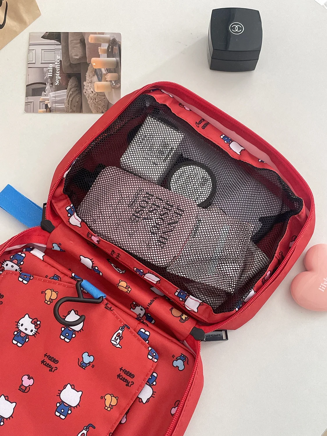 YT Mehrschichtige Praktische Aufbewahrungstasche für Studenten, Tragbare Reise-Toilettentasche, Hello Kitty Faltbare Hängende Kosmetiktasche – Detail 4