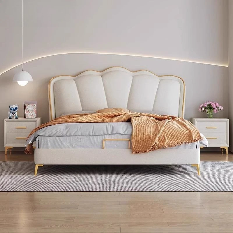Kleines Apartment-Lederbett, Hauptschlafzimmer, Doppelbett