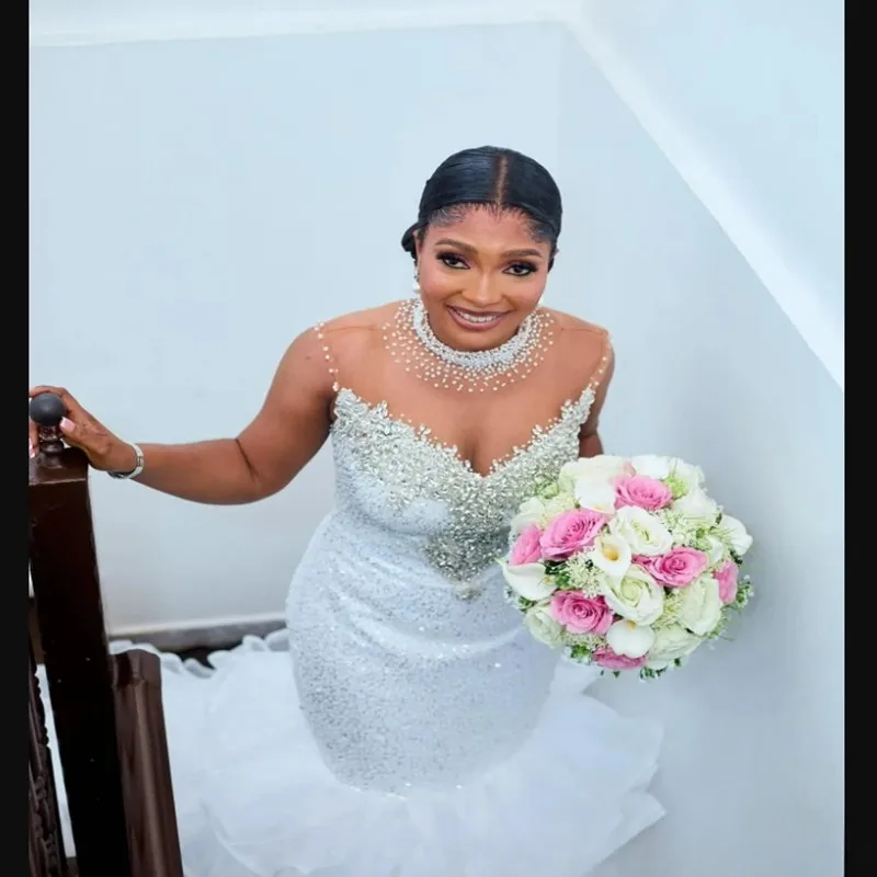 Abito da sposa personalizzato con perline di cristalli scintillanti a collo alto Robe De Mariee Abito da sposa di lusso con volant a cascata senza maniche