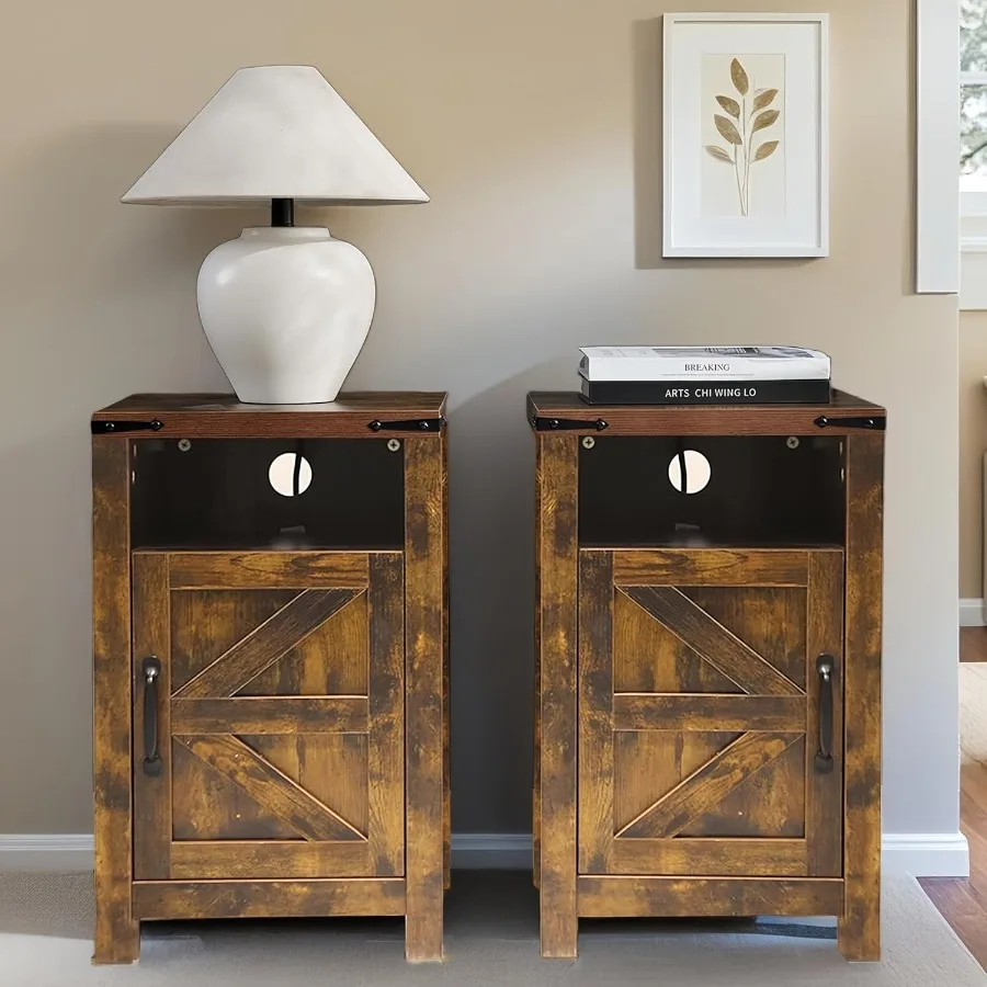 

Коричневая тумбочка для фермерского дома, набор из 2-х торцевых столиков в деревенском стиле с дверью сарая и полкой, прикроватная тумбочка с зарядной станцией для гостиной Ro