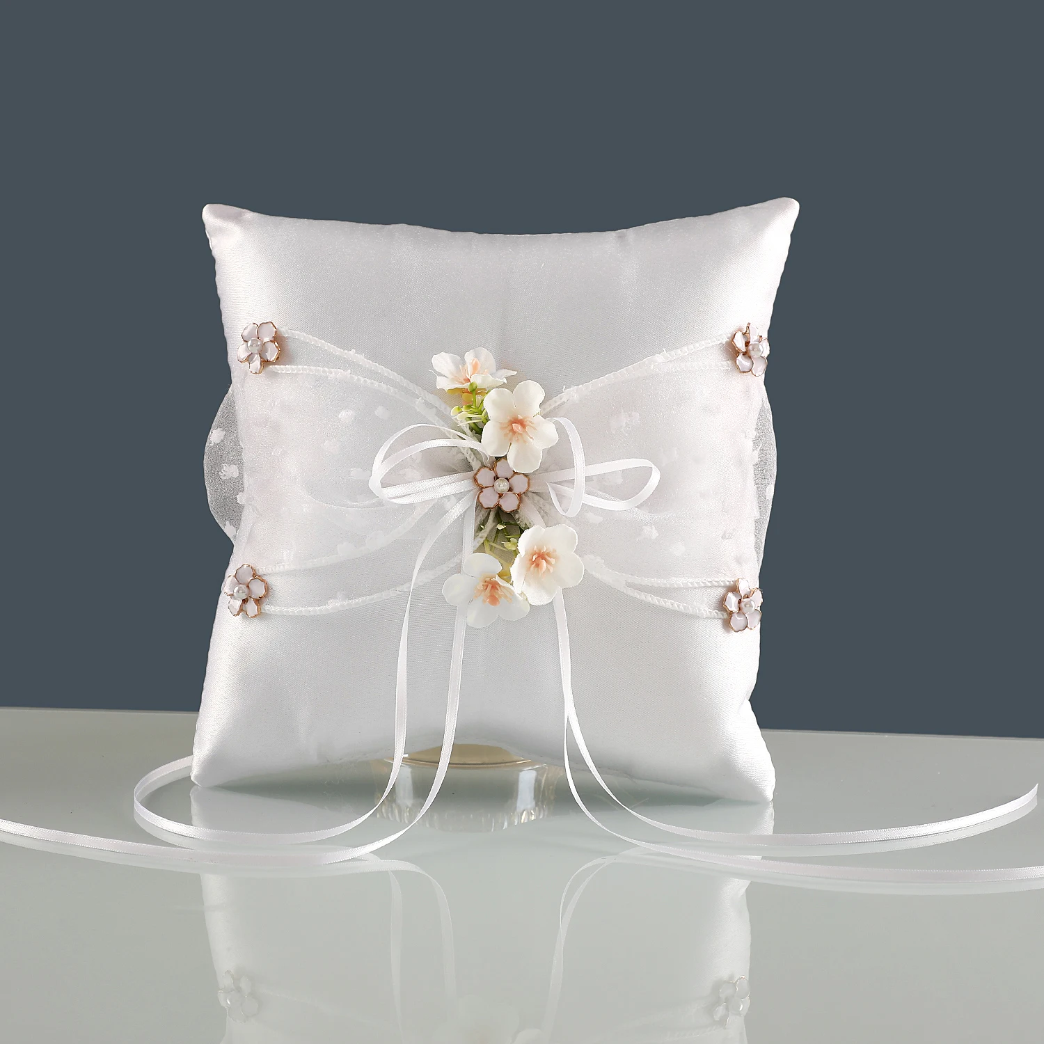 وسادة خاتم الزفاف مع فيونكة - هدية إكسسوار أنيقة لحفلات الزفاف للعرائس