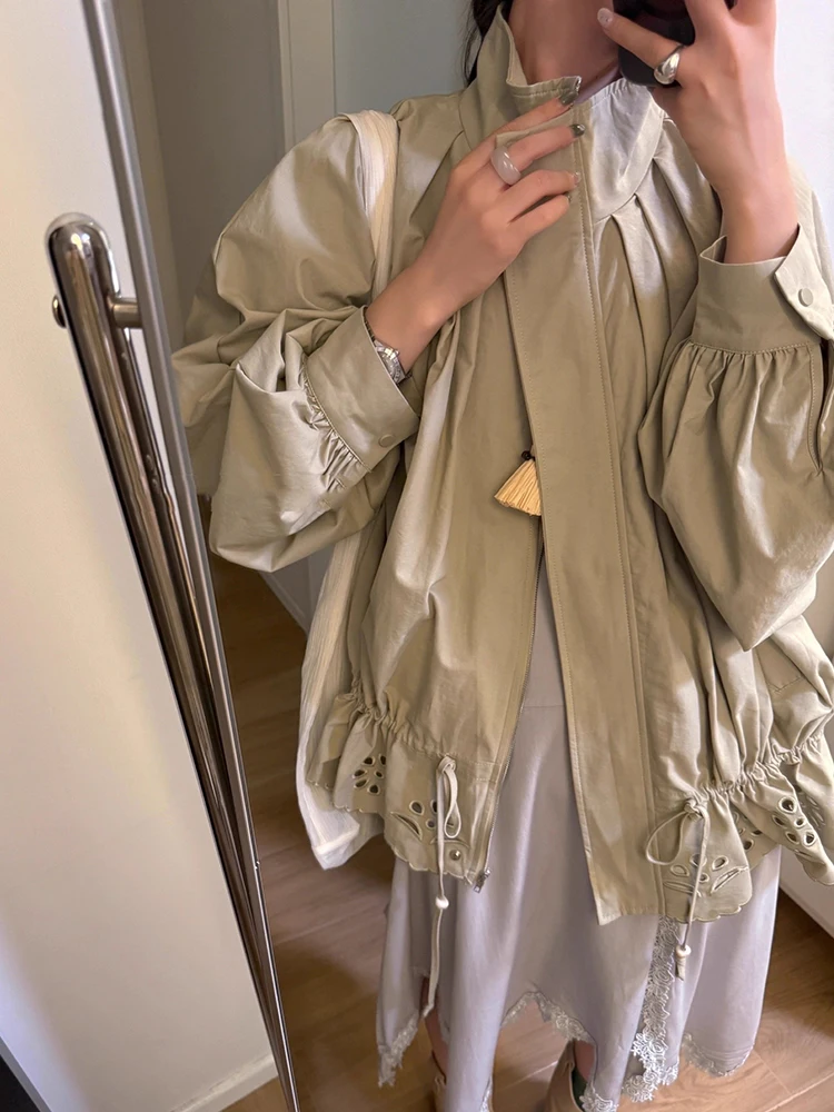 เสื้อโค้ทกันลมสไตล์เกาหลีสำหรับผู้หญิง ดีไซน์เก๋ไก๋สำหรับฤดูใบไม้ร่วง ทรงหลวม สบายๆ แขนยาว คอตั้ง แต่งรูระบายอากาศ มีเชือกผูก