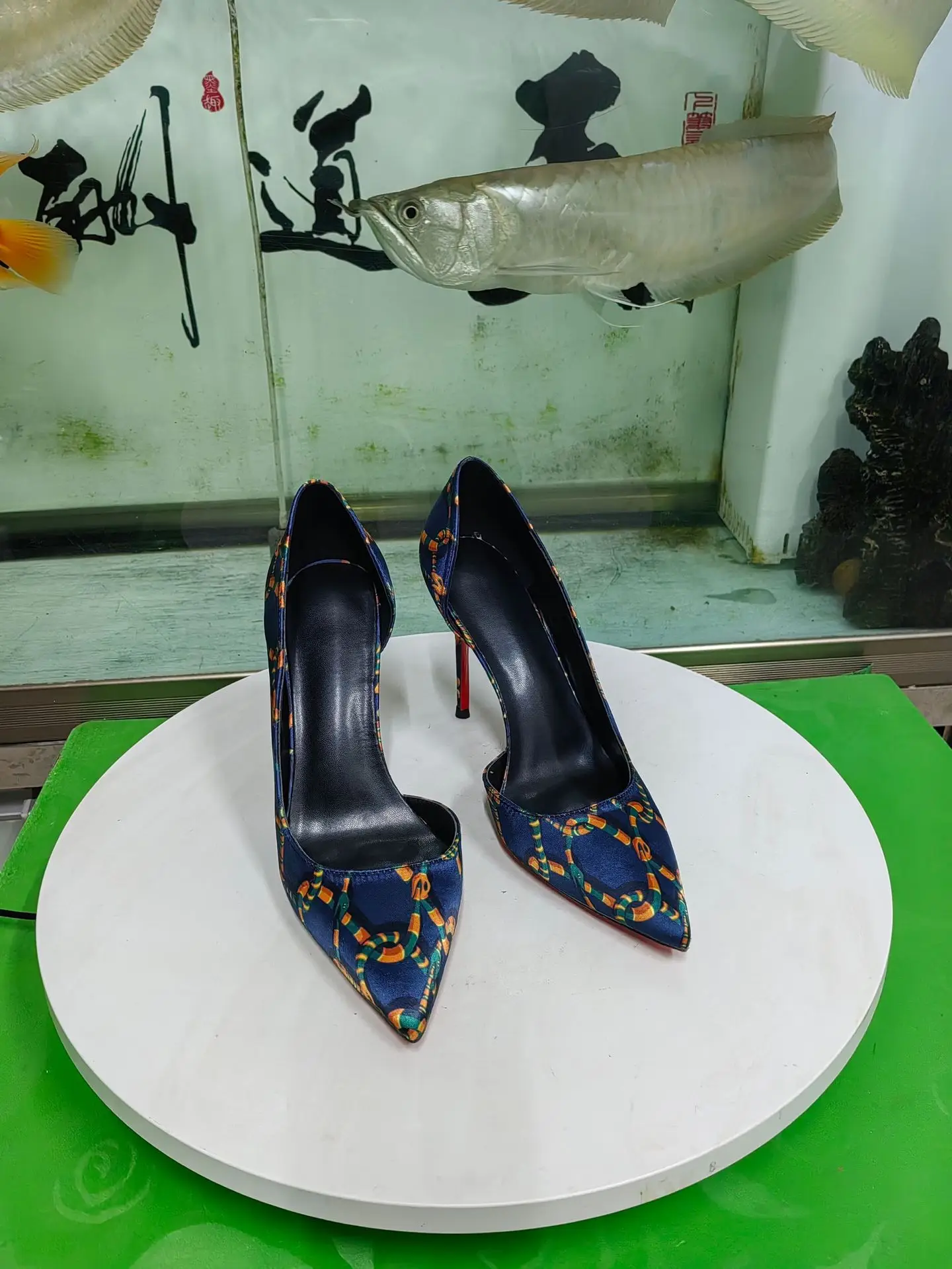 

Новые женские радужные туфли больших размеров на высоком каблуке, низкий вырез, пустая по бокам, все включено, заостренные, тонкий каблук, модные одиночные туфли