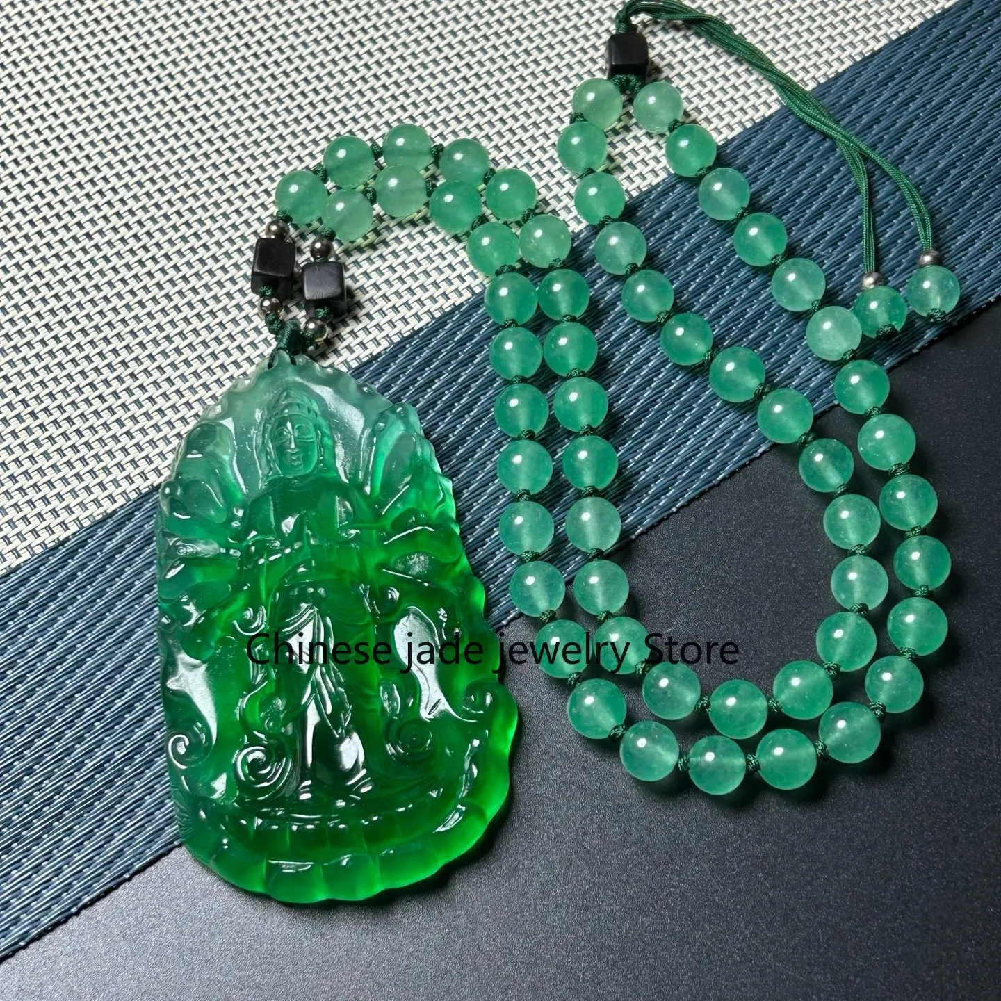 Naturaleza verde hielo Jade birmano Jadeíta tallada kwan-yin colgante y collares de la suerte