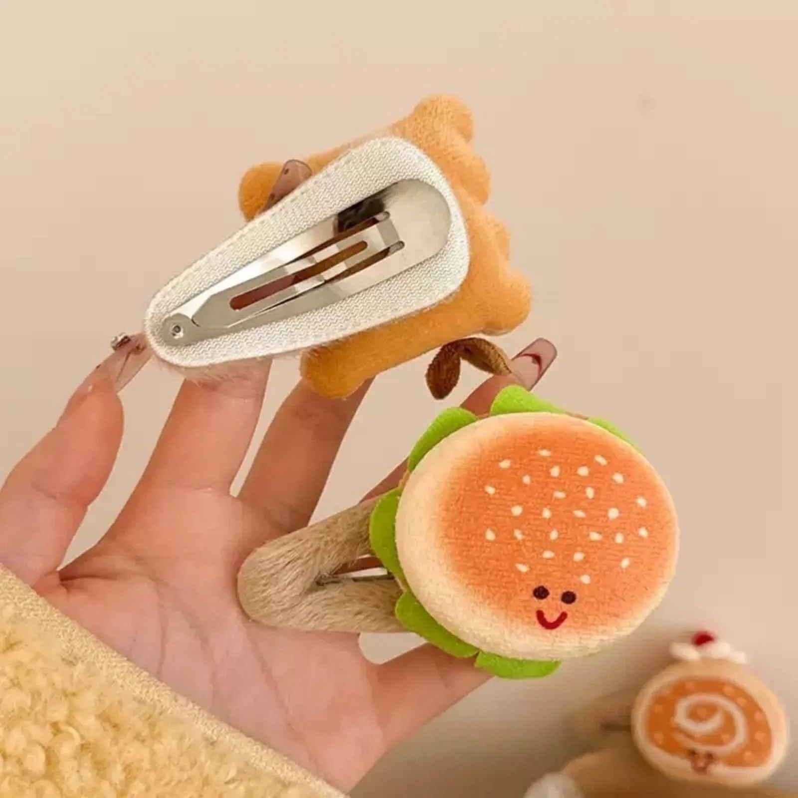 1/4-teiliges Plüsch-Haarspangen-Set für Lebensmittel – thematische Haarspangen, 4-teiliges Brot-, Burger- und Gebäckdesign, niedliche Haarnadeln für Kinderfrisuren – Detail 5