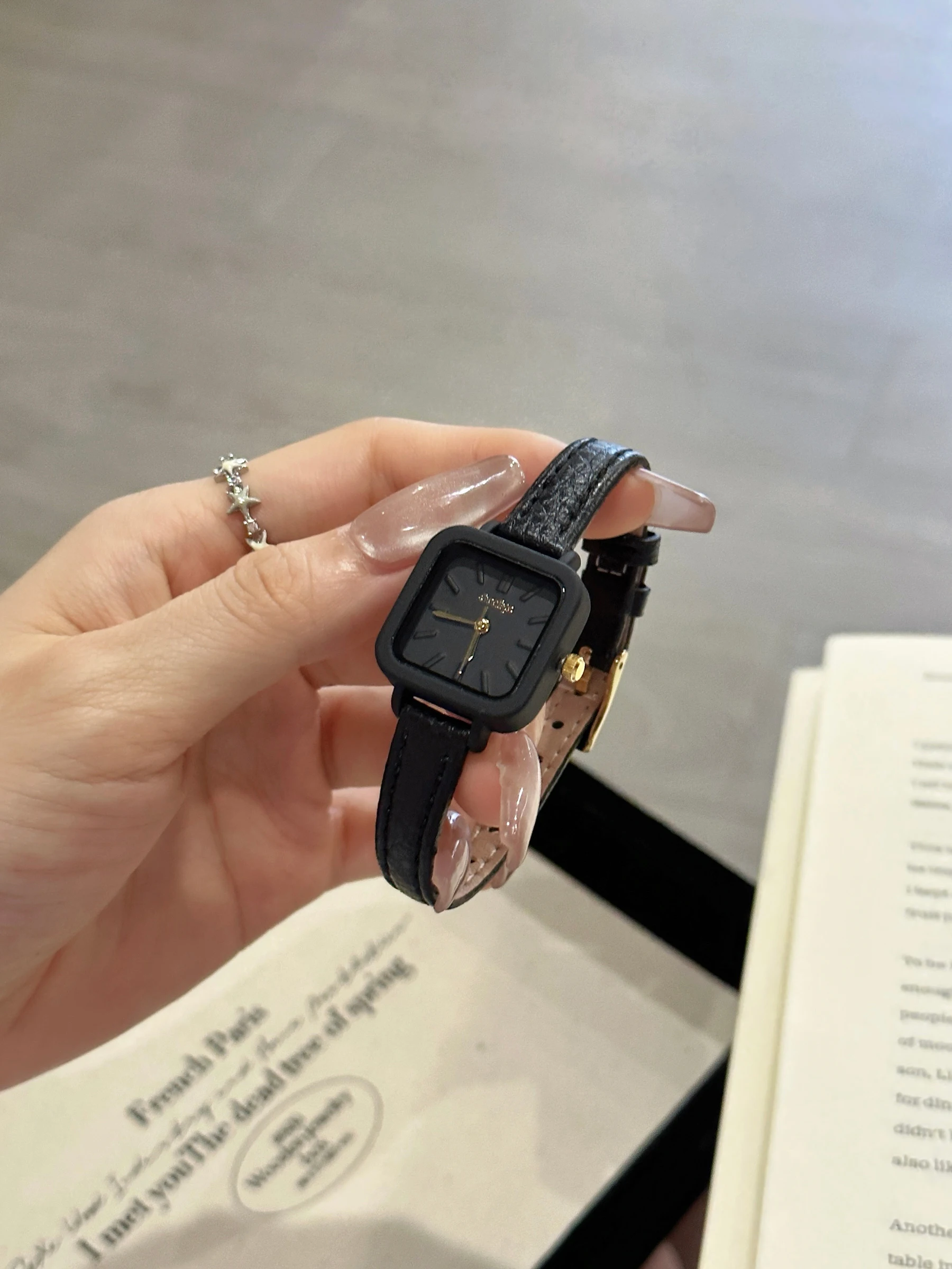 ساعة نسائية مربعة جديدة بسيطة، طراز جديد 2025 ساعة نسائية راقية وأنيقة ساعة نسائية فاخرة وعالية الجودة. #2