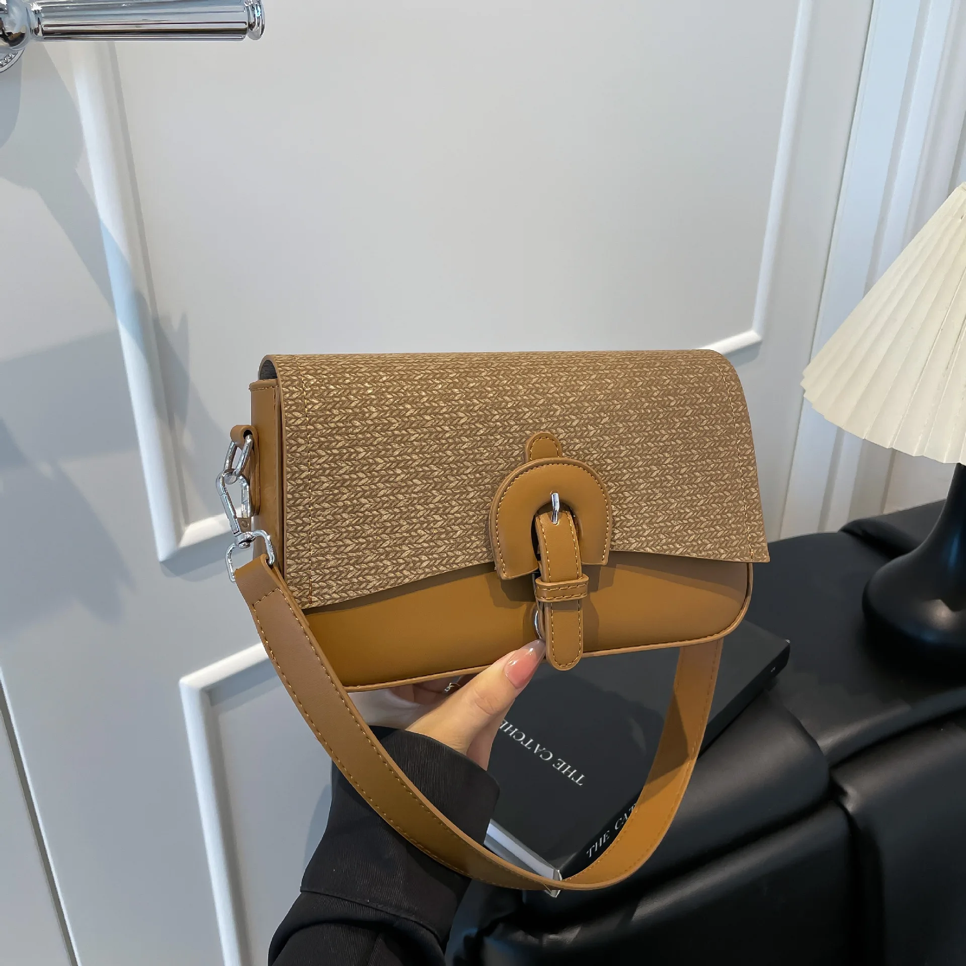 

2025 Autumn New Personalized Ins Shoulder Handbag Fashionable Simple Messenger Bag Foreign Style Texture Box Bag Women