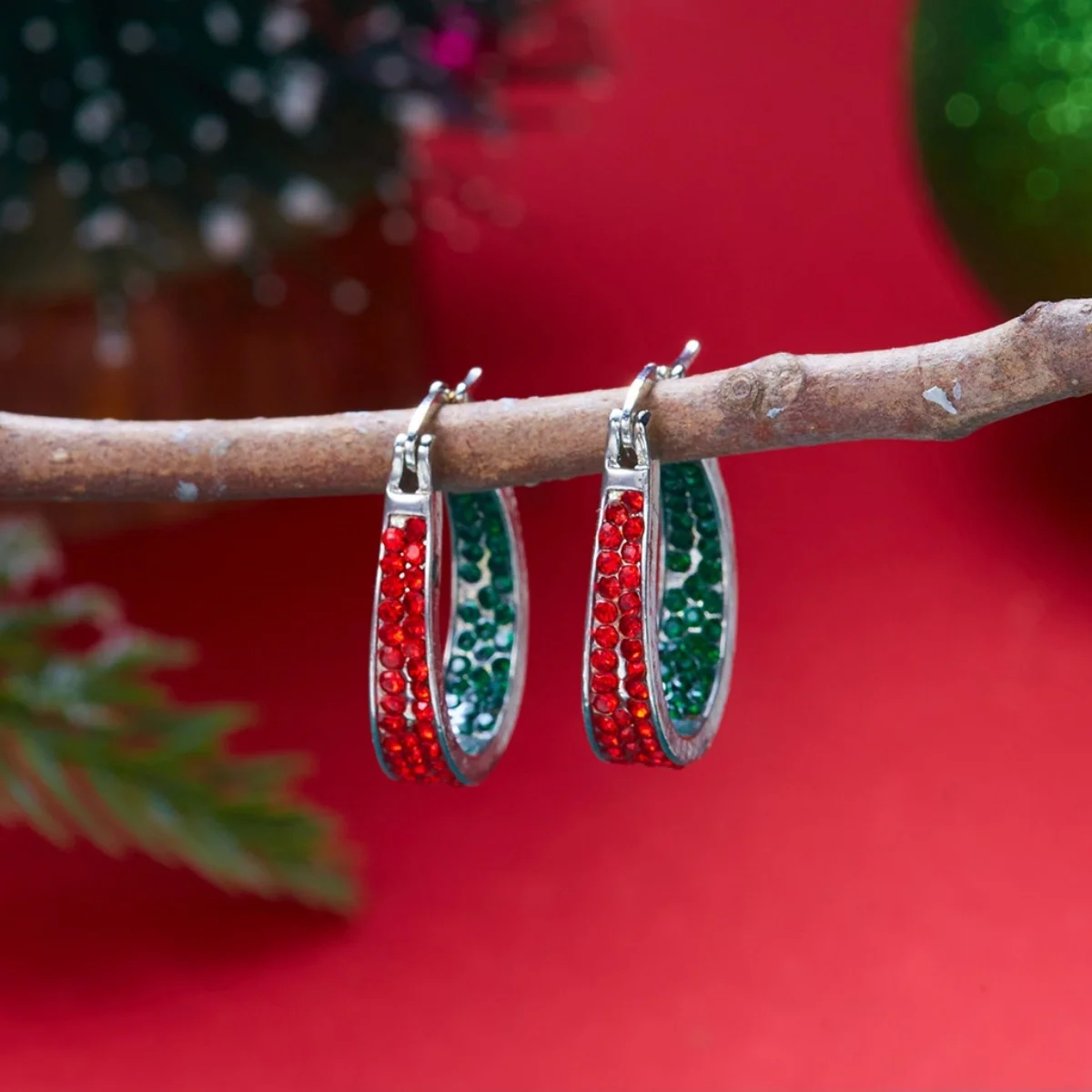 Weihnachtliche Emaille-Ohrringe mit Weihnachtsmann, älterer Dame, asymmetrischem Design, für Damen, mit Motiven von Rentier, Schneeflocke, Lebkuchenmann und Süßigkeiten, Schmuck. – Detail 28
