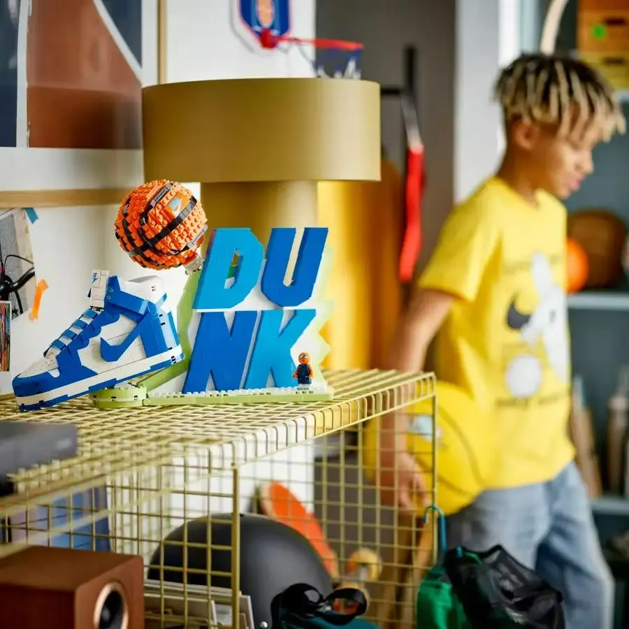 LEGO ®   Nike Dunk X Set 43008 Juego de construcción para niñas, niños y fanáticos de los deportes de 10 años en adelante y 1180 piezas
