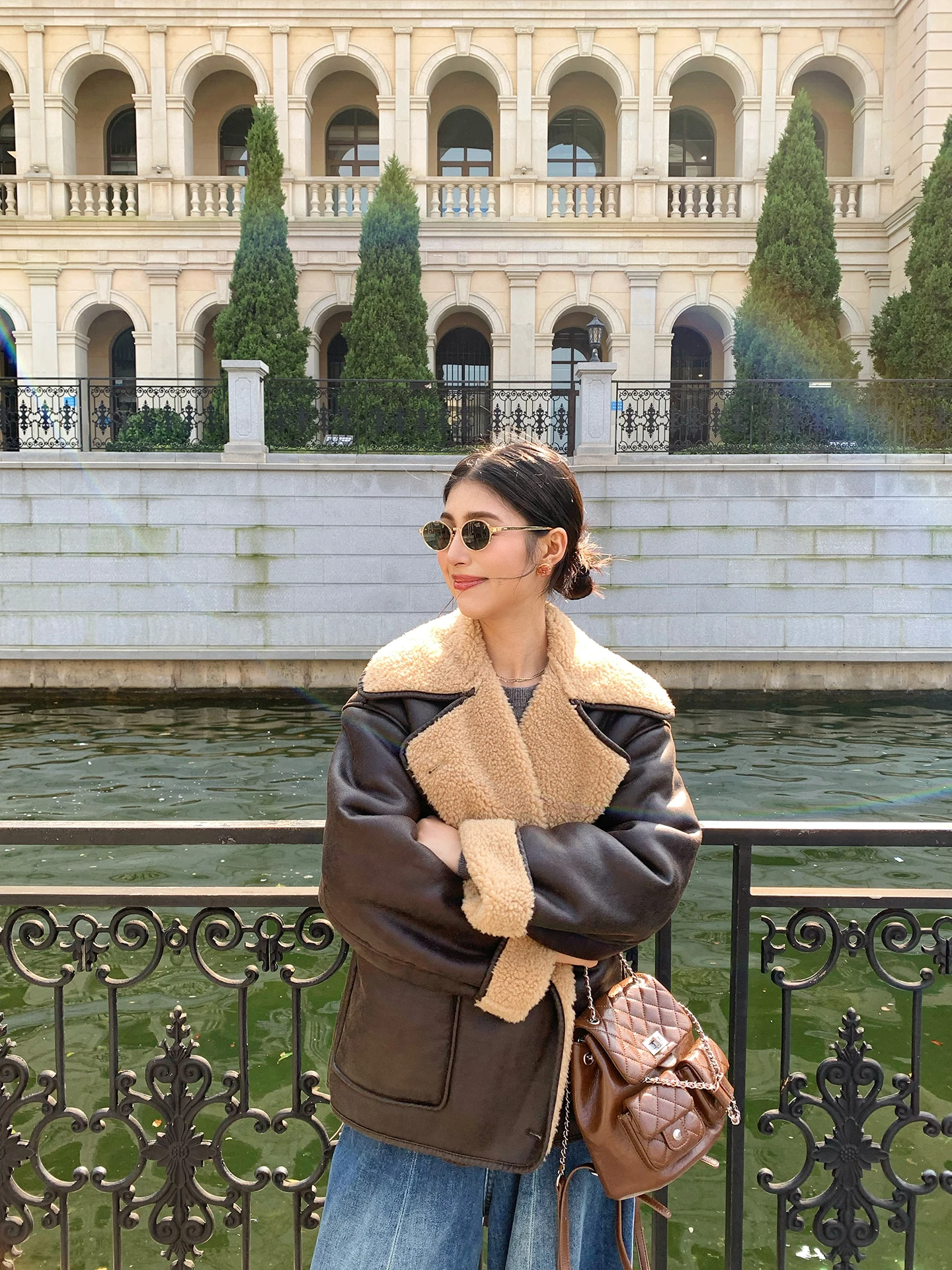 

Теплая женская куртка из овчины с мехом, новая коллекция Зима 2025, с интегрированной кожаной и меховой отделкой, экологически чистая, короткая верхняя одежда