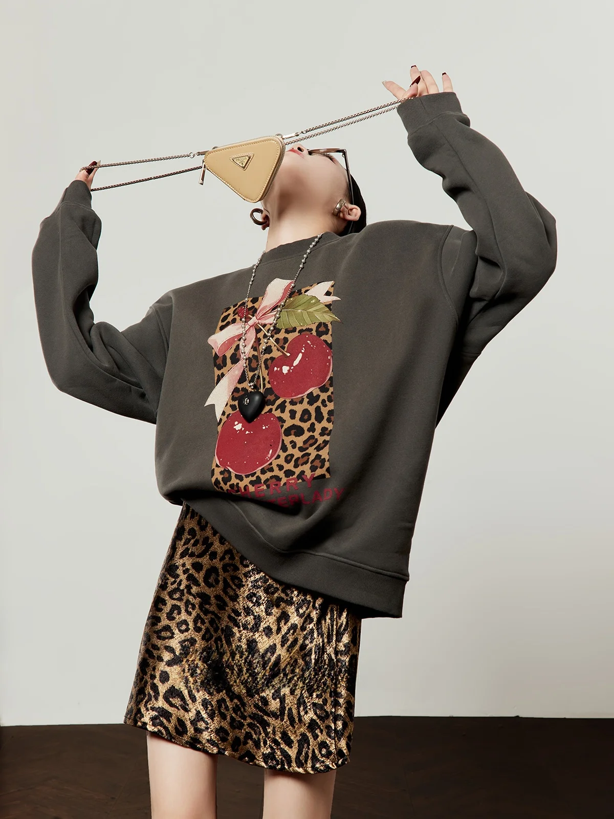 

Свитшот оверсайз с вишневым принтом и леопардовым узором, на флисовой подкладке, весенняя новинка, женский свободный топ в уличном стиле