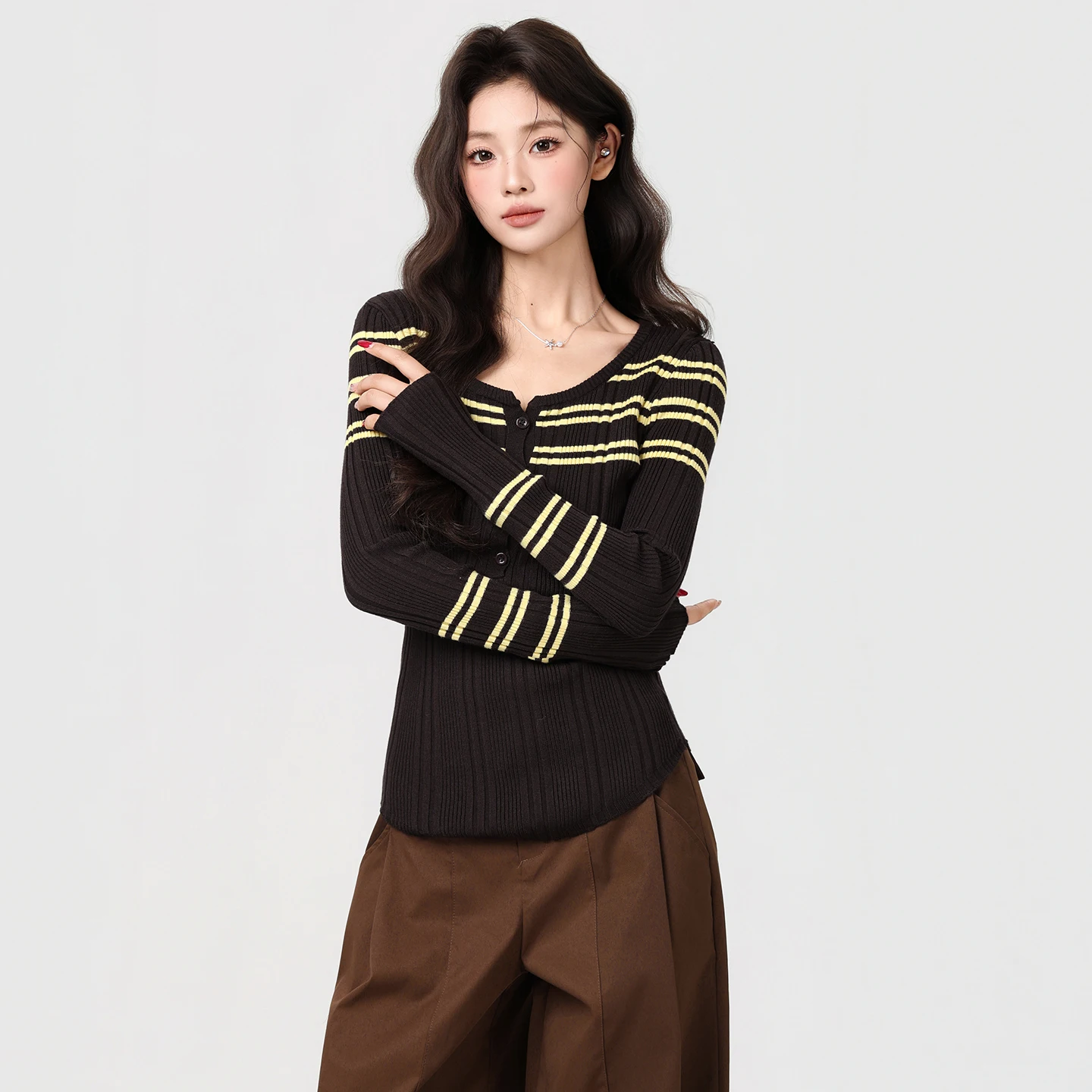 Design listrado de bloqueio de cor, suéter de malha de manga comprida, sentimento de alta qualidade feminino outono/inverno, ajuste fino e top de flutuação