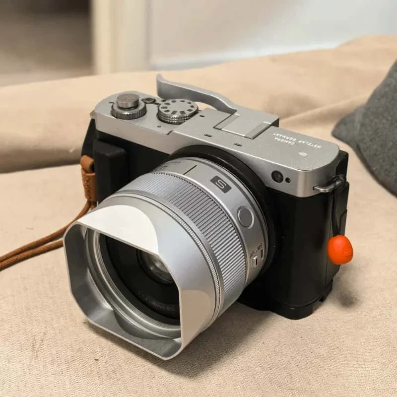 Brandneue quadratische Metall-Gegenlichtblende mit Metallkappe für Panasonic LUMIX S 40mm F2 L-Mount – Schraubverschluss-Design / Unterstützt UV-Filter – Detail 8