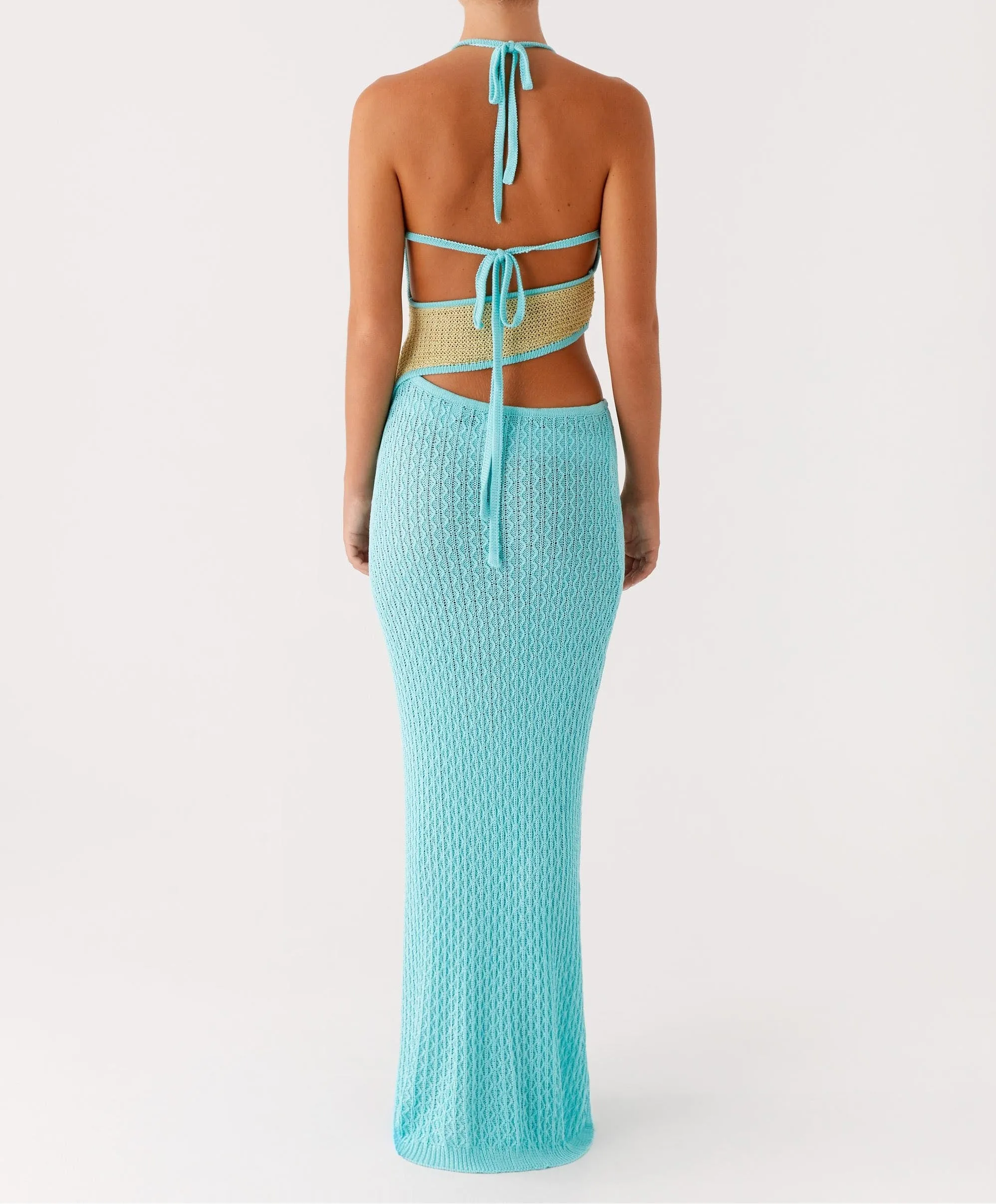 فستان نسائي صيفي طويل بدون أكمام مفتوح الظهر ورقبة رسن وفتحة منسوجة بألوان متباينة على طراز الشارع