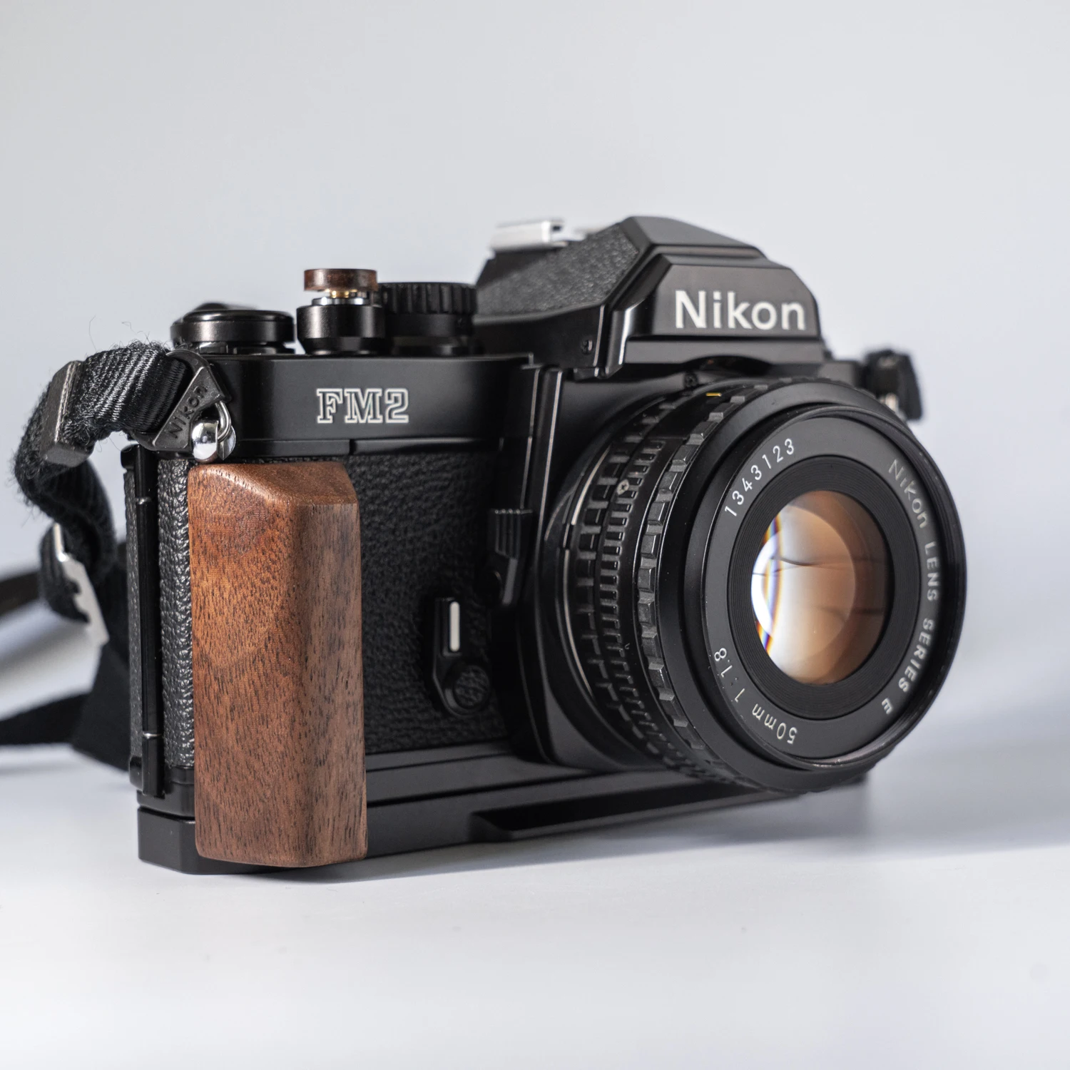 YUWOOD FM2 L-förmige Montageplatte mit Holzgriff für Nikon FM2 FM FM3A FE FE2. Integrierte Arca-Swiss-Schnellwechselplatte – Detail 6