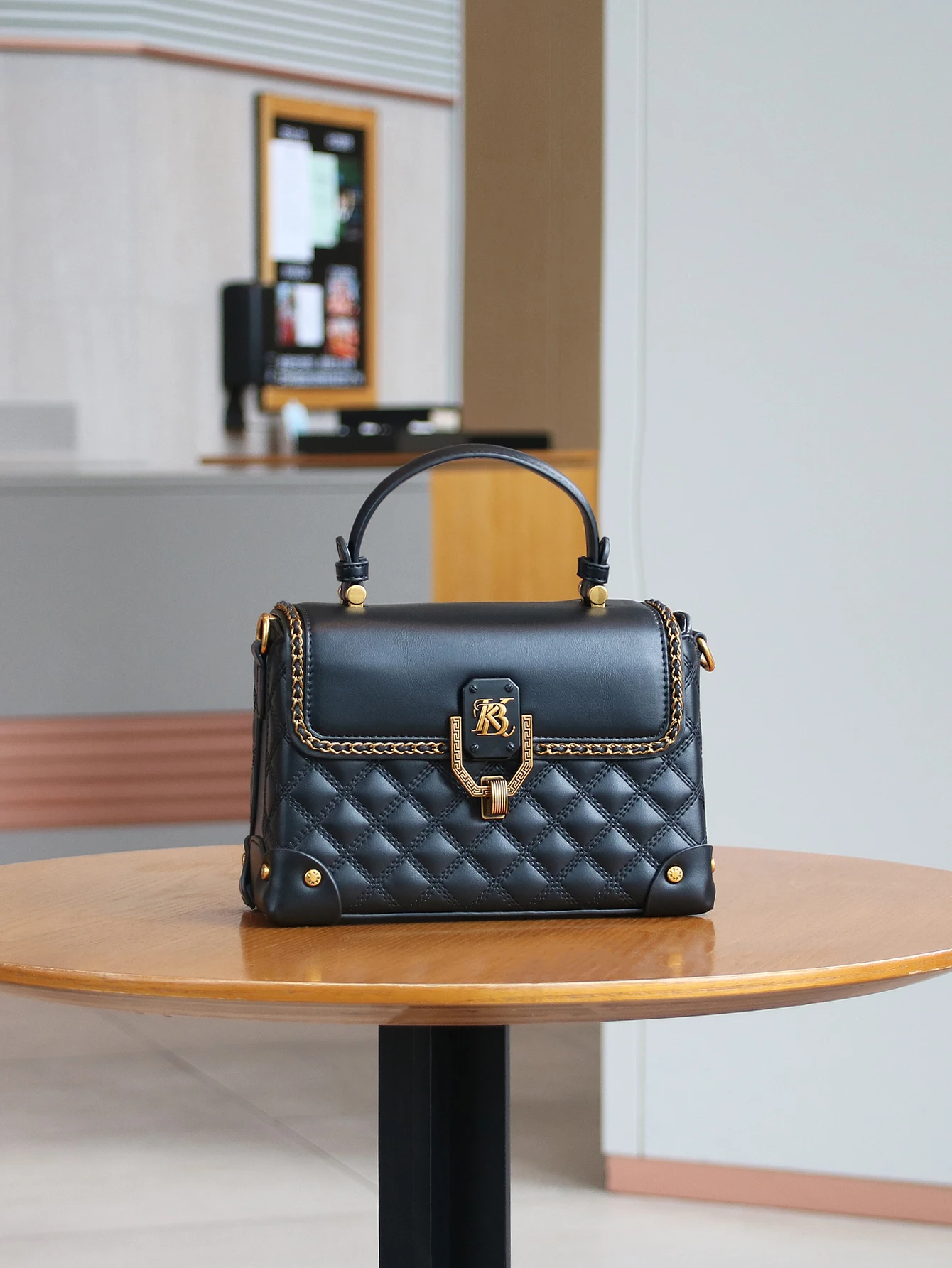 

Новая модная женская сумка 2025, легкая, роскошная, темпераментная, универсальная, пригородная, женская, с алмазной вышивкой, модная сумка с замком