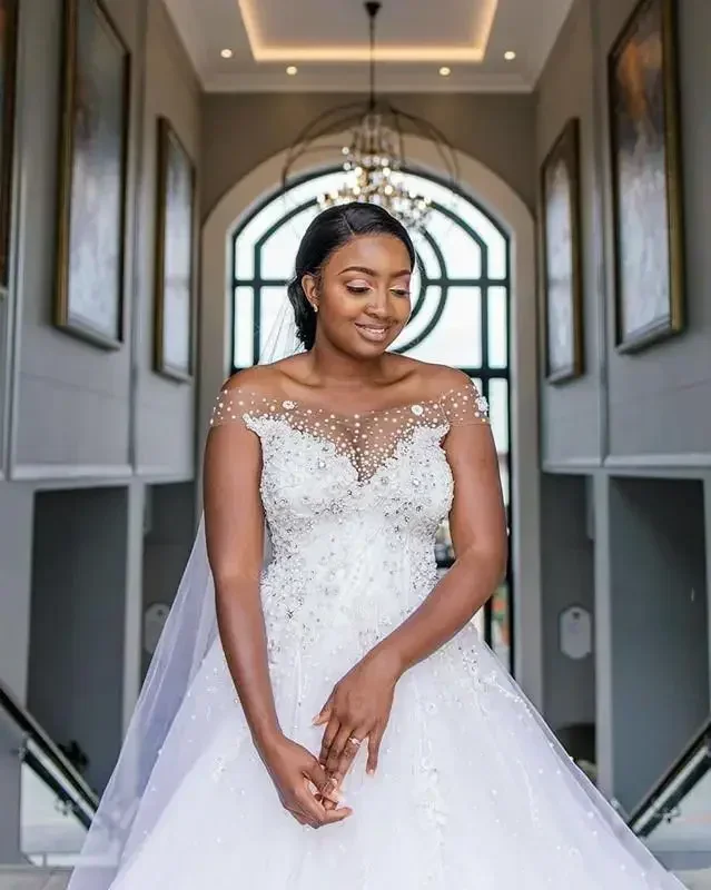 Maßgeschneiderte Brautkleider in Übergröße, schulterfrei, transparenter Ausschnitt, Spitze, applizierte Perlenstickerei, formelle Sweep-Zug-Brid