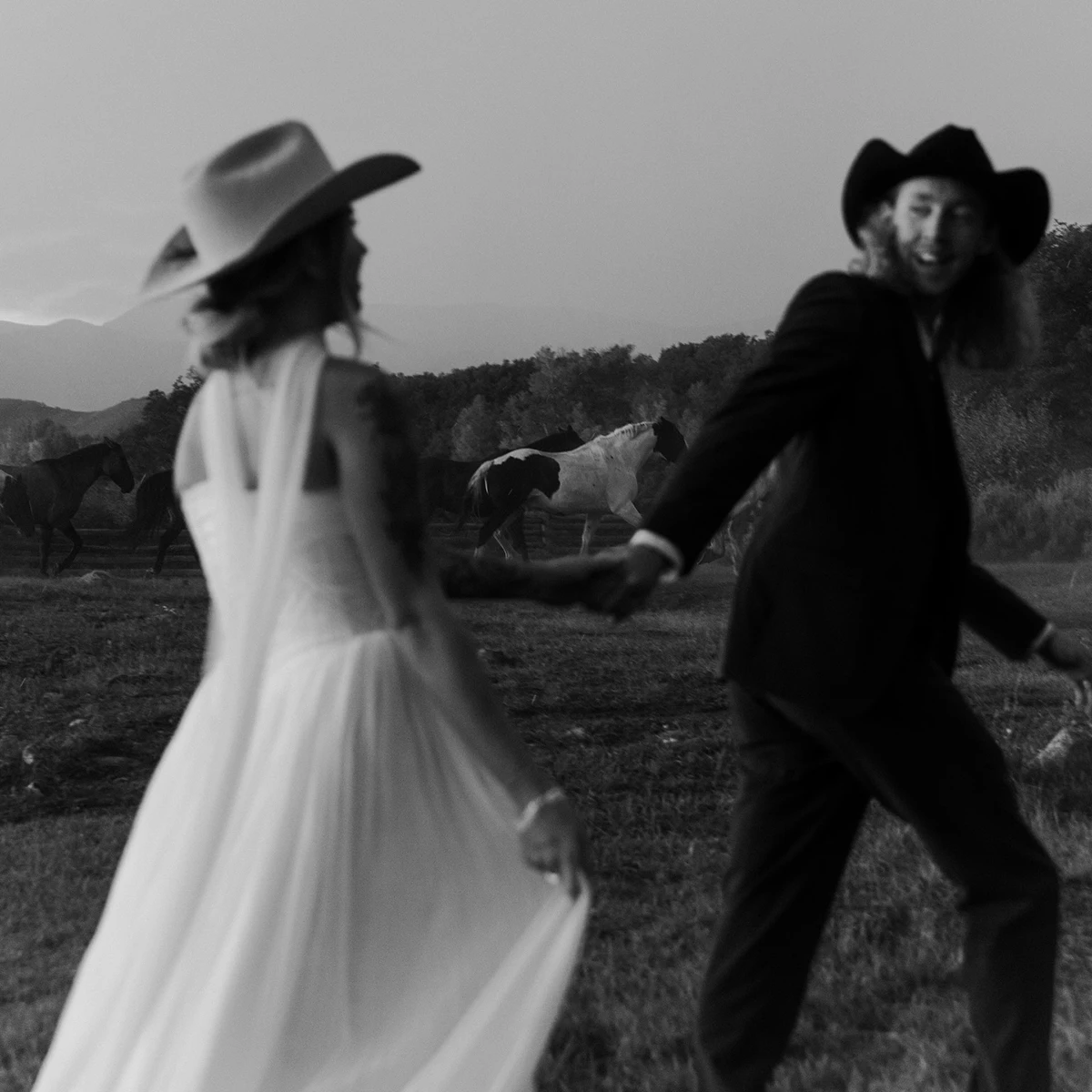 مشد بدون حمالات فستان زفاف على شكل حرف A مطوي شيفون مخصص تنورة متدفقة عاجية ناعمة طويلة مكشكشة فستان زفاف مع وشاح