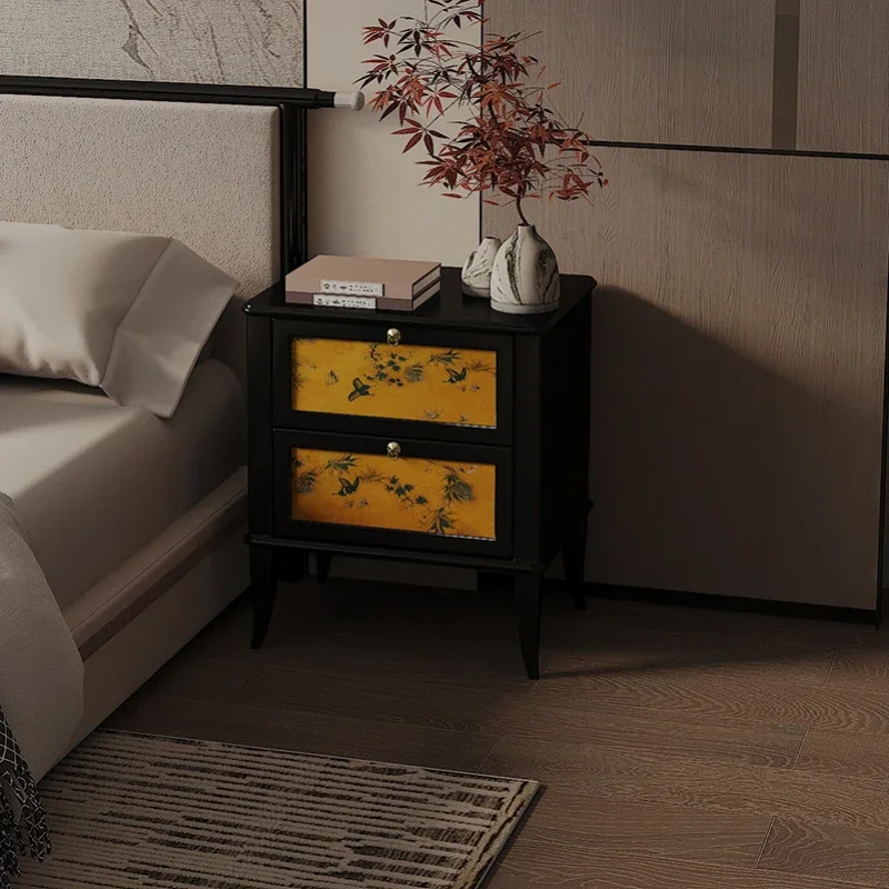 Nachttisch aus massivem Holz im antiken Stil