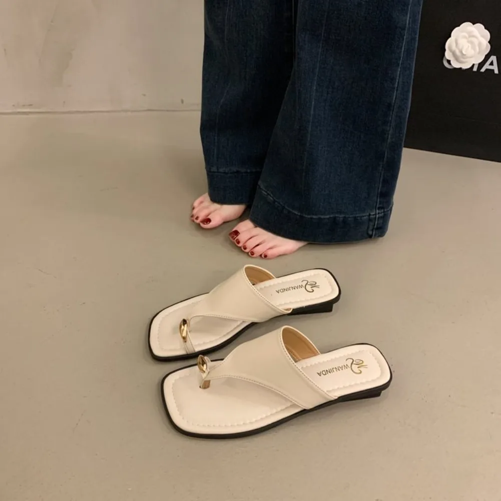 Damen Sommer Flip-Flops mit flacher Sohle, Zehenstegsandalen, eckige Zehenpartie, Kunstleder, weiche Sohle, rutschfeste Schuhe für Strandurlaub und Alltag – Detail 16