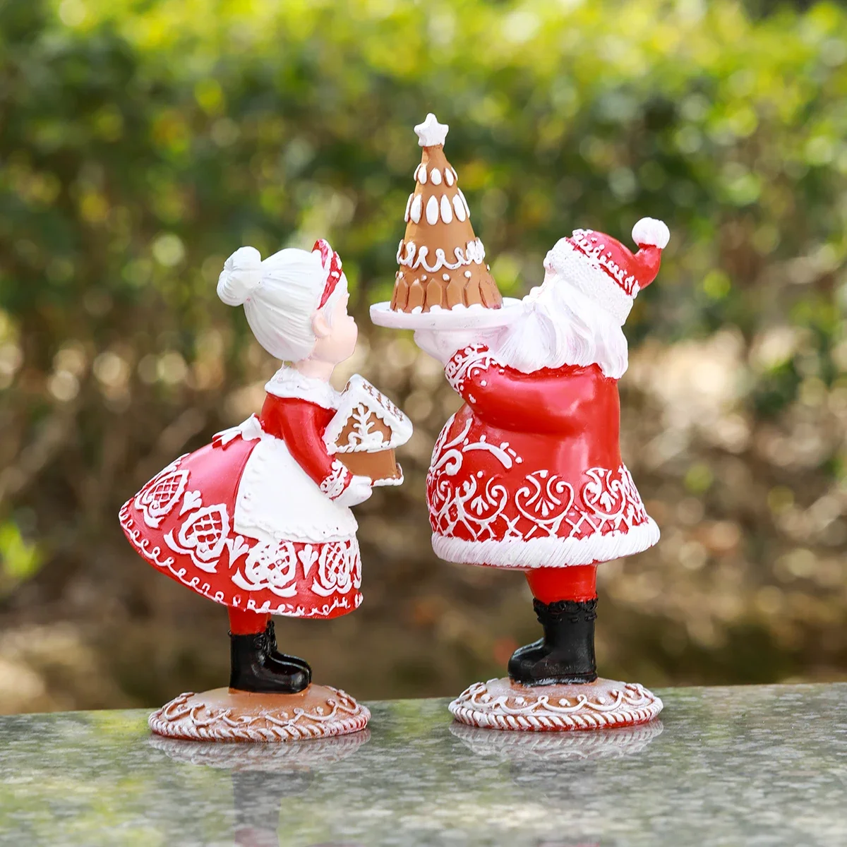 Outdoor Garten Weihnachten Schönes Paar mit Geschenkboxen und Kuchenharzdekorationen