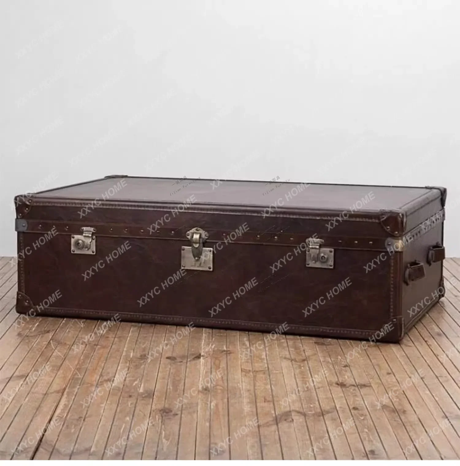 

A American retro leather coffee table decorative cabinet, ancient style homestay oil wax leather suitcase coffee table
