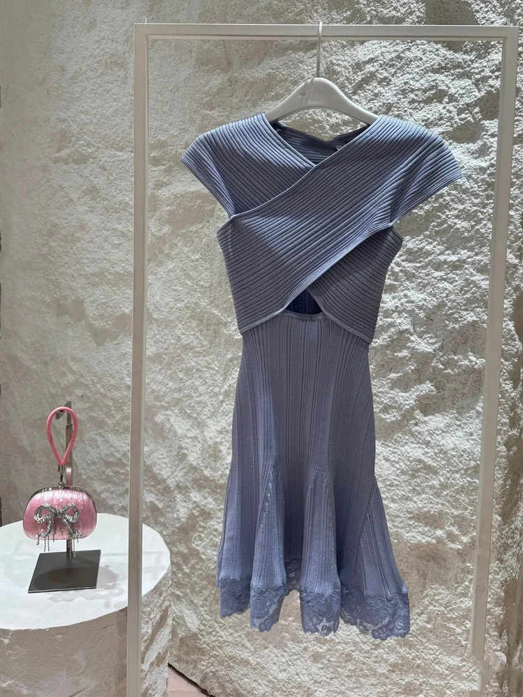 فستان أنيق بأكمام قصيرة وتطريز دانتيل متقاطع، بلون أزرق ضبابي، تصميم راقٍ للنساء لفصلي الربيع والصيف